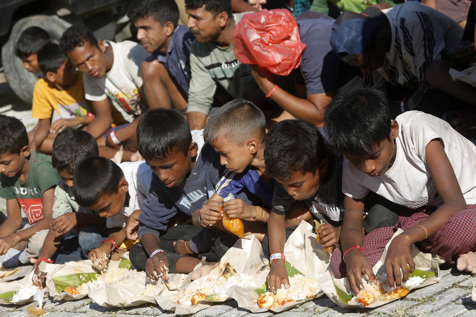 Rohingya refugees have a meal at a temporary shelter provided by the Aceh local government in Ladong, Aceh Besar, Indonesia, 09 January 2023. EFE/EPA/FILE/HOTLI SIMANJUNTAK