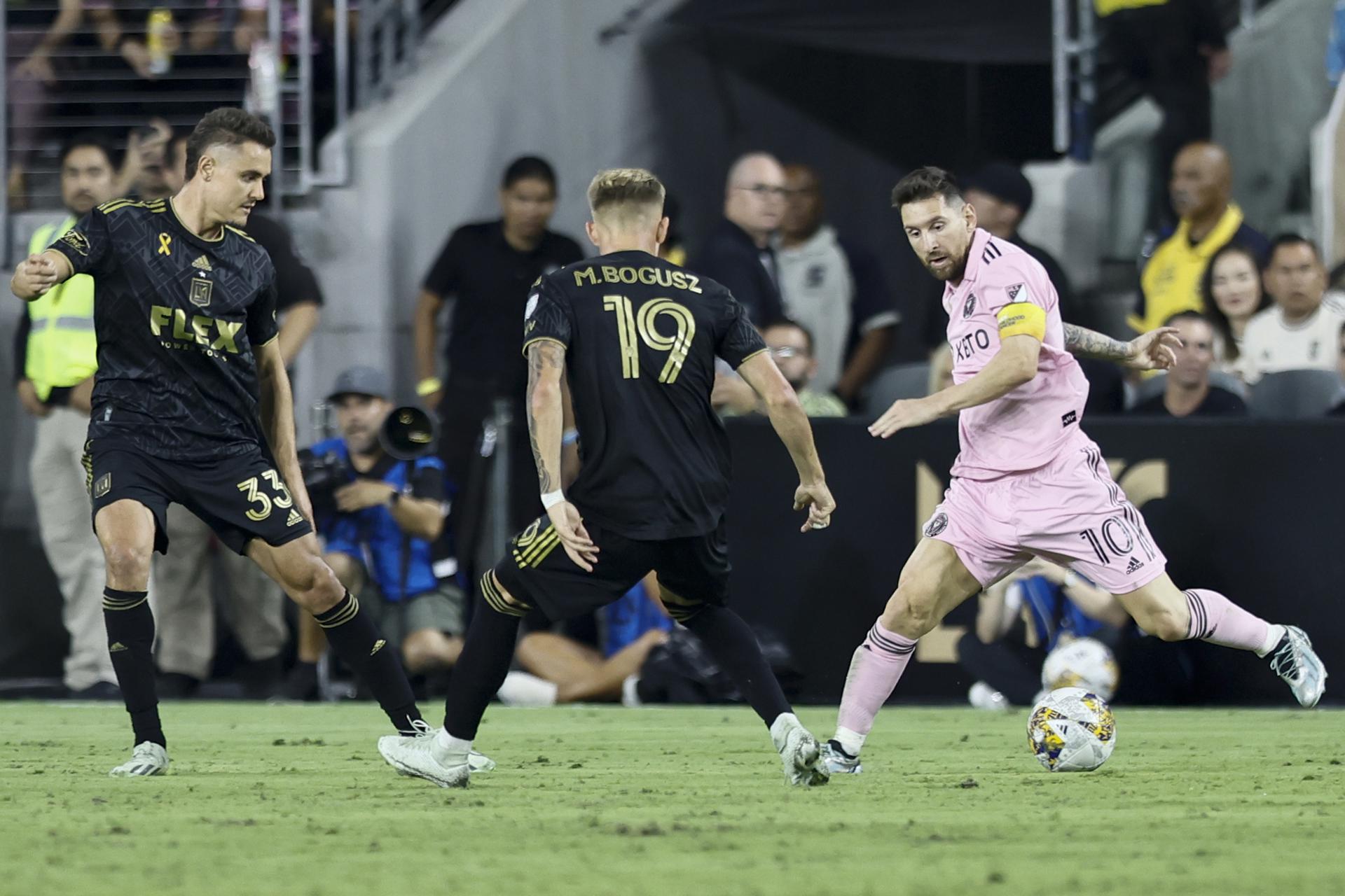 Lionel Messi (R) of Inter Miami FC in action against Aaron Long (L) and Mateusz Bogusz (C) of LAFC during the match between LAFC and Inter Miami FC at BMO Stadium in Los Angeles, California, US, 03 September 2023. EFE-EPA/ETIENNE LAURENT

