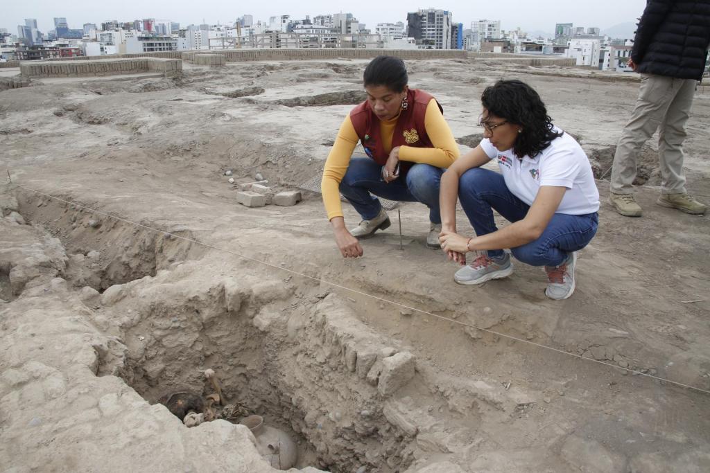 Fotografía cedida por el Ministerio de Cultura del Perú que muestra a investigadores frente a una tumba encontrada en el complejo arqueológico de Pucllana, en Lima (Perú). EFE/ Cortesía Ministerio De Cultura
