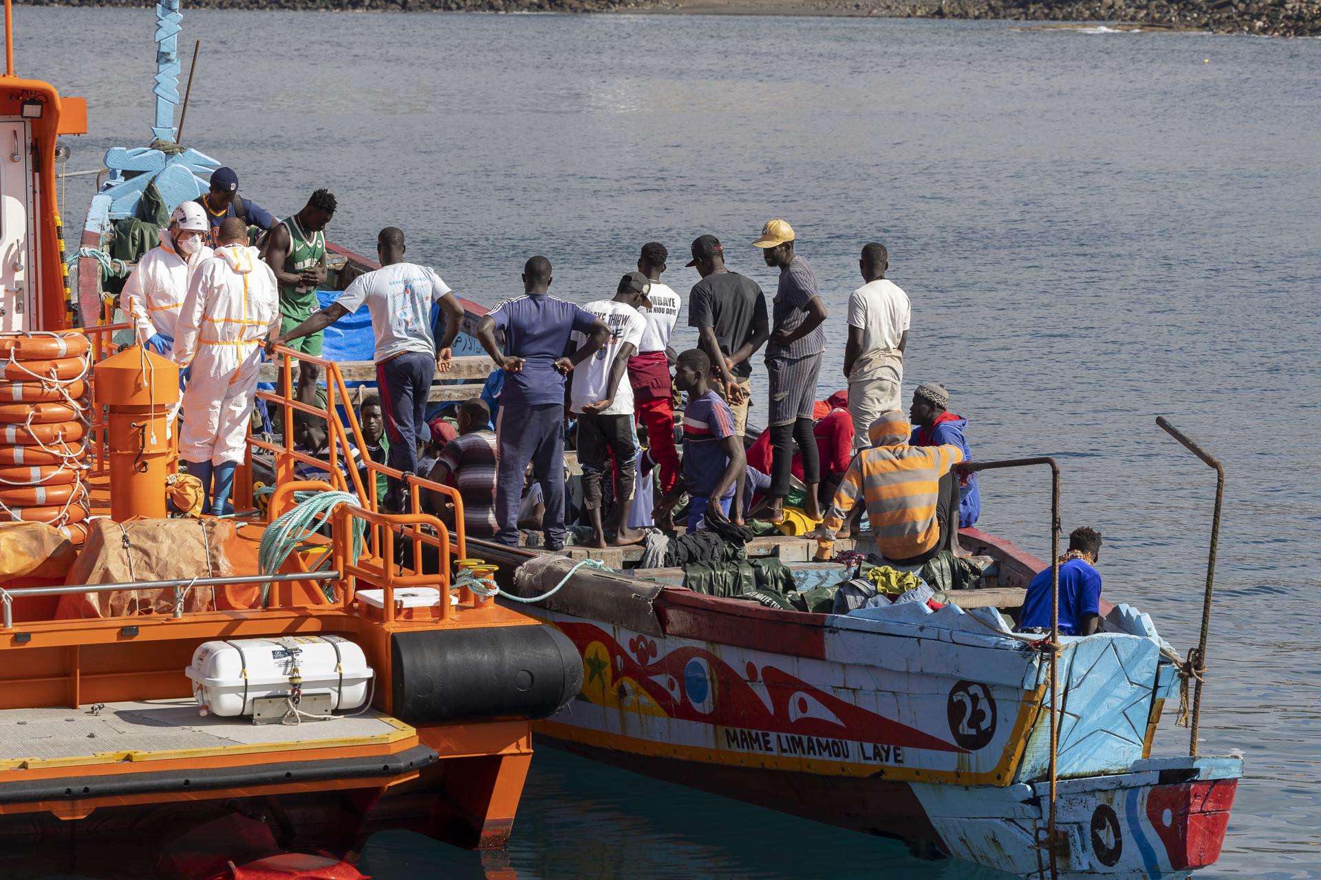 Salvamento Marítimo ha rescatado este lunes a 363 migrantes que viajaban a bordo de tres cayucos en aguas próximas a Canarias, dos de ellos trasladados al muelle de Los Cristianos, en Tenerife, y el tercero al de Arguineguín, en Gran Canaria. Un total de 164 personas de origen subsahariano, cuatro mujeres y hasta once, posibles menores -todos varones-, fueron rescatados durante la mañana en aguas próximas al sur de Gran Canaria y trasladados por un barco de Salvamento Marítimo hasta Arguineguín. En la imagen, llegada de los inmigrantes en cayuco al muelle de Arguineguín. EFE/ Quique Curbelo