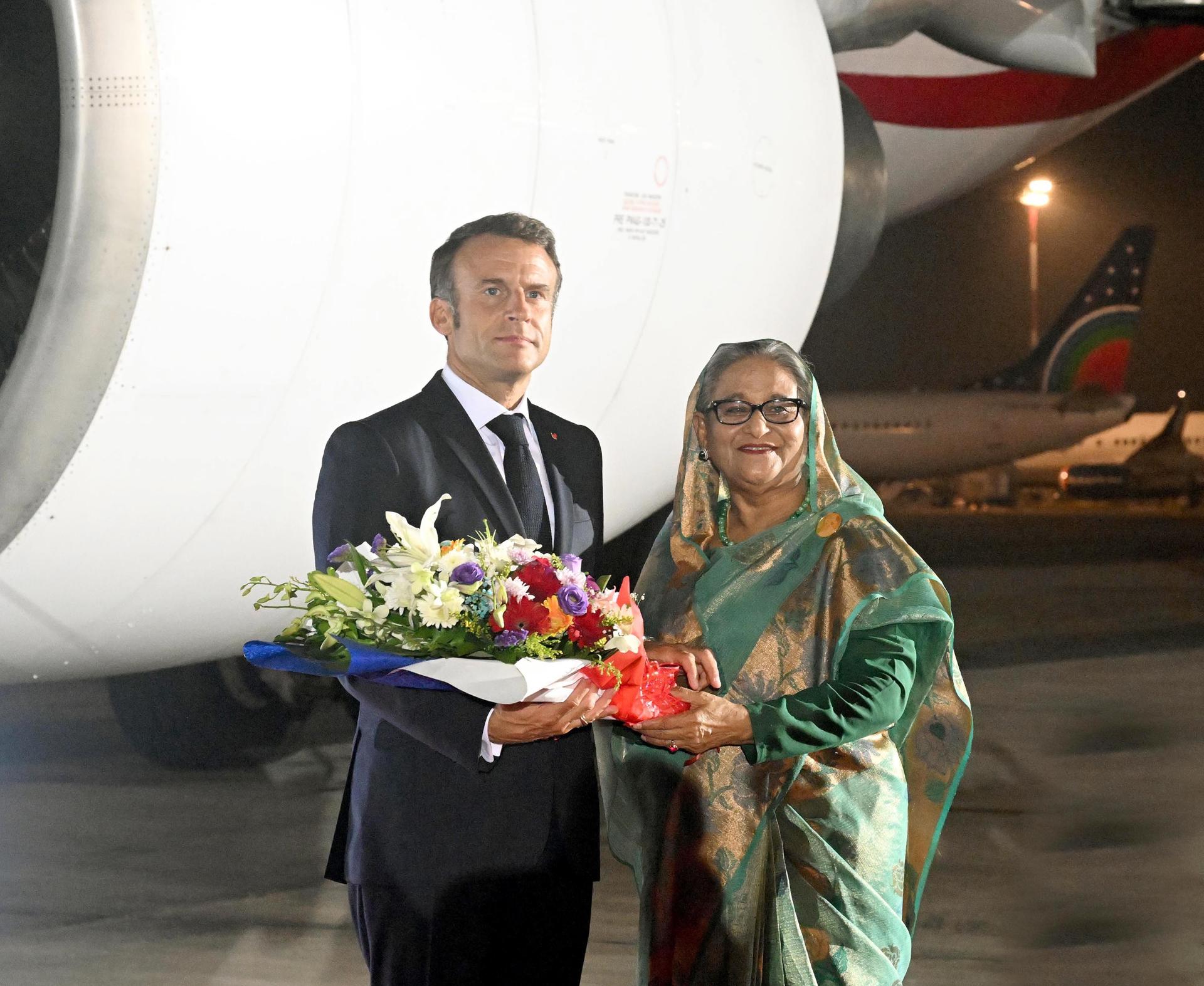 A handout photo made available by the Bangladesh Prime Minister's office shows France's President Emmanuel Macron (L) being welcomed by Bangladesh Prime Minister Sheikh Hasina as he arrives at Hazrat Shahjalal International Airport in Dhaka, Bangladesh, 10 September, 2023. EFE/EPA/BANGLADESH PRIME MINISTER'S OFFICE / HANDOUT HANDOUT EDITORIAL USE ONLY/NO SALES
