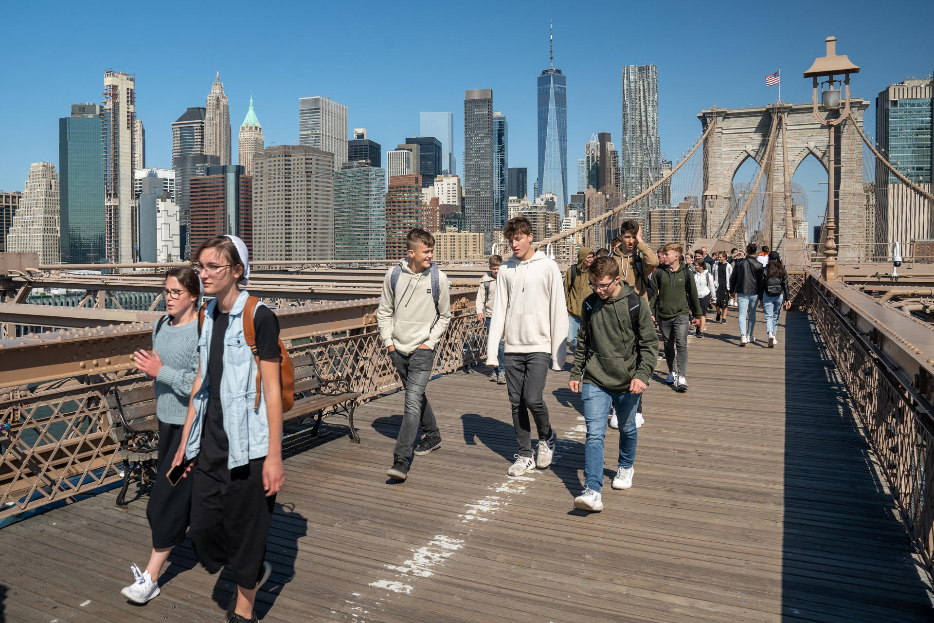 Vista de turistas que cruzan el icónico puente de Brooklyn, que une los distritos de Manhattan y Brooklyn, en una fotografía de archivo. EFE/Ángel Colmenares