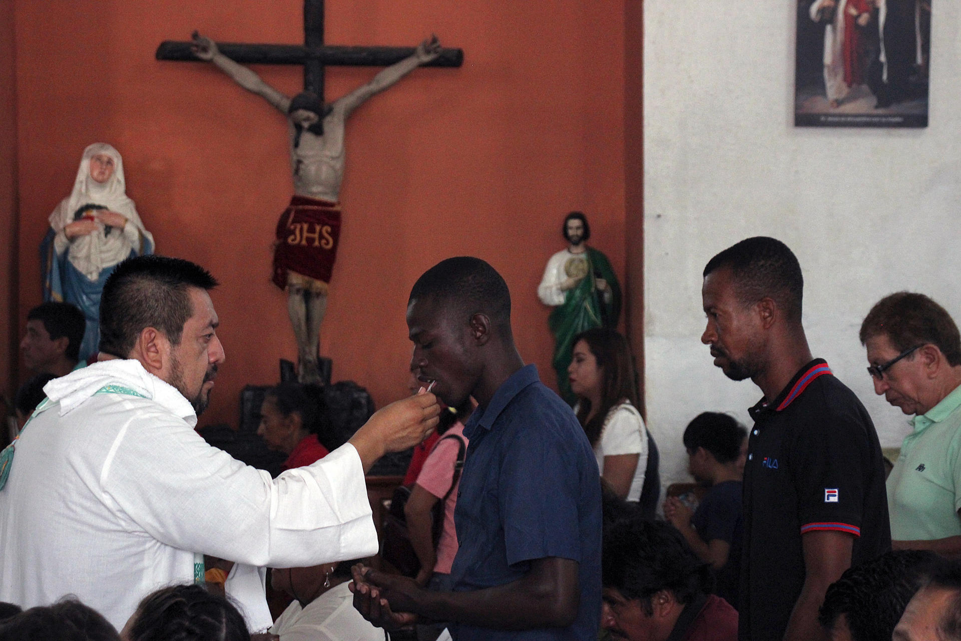 MEX6297. TAPACHULA (MEXICO), 09/24/2023.- Migrants participate in a mass in the church of San Agustin today, in the city of Tapachula, state of Chiapas (Mexico). EFE/ Juan Manuel Blanco