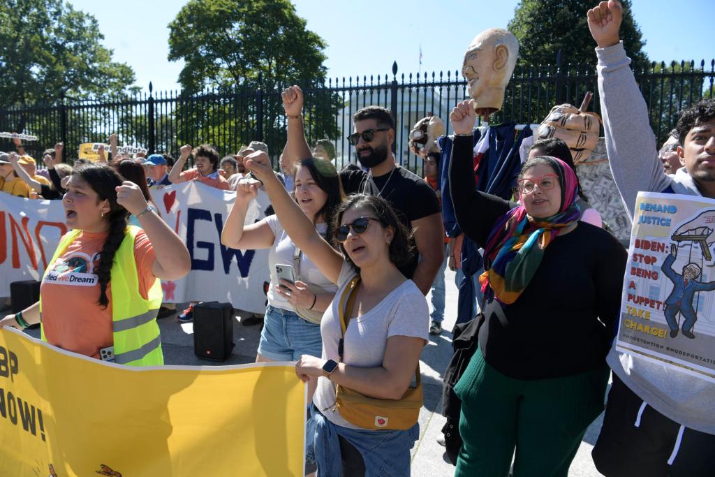 Inmigrantes y activistas protestan contra la política migratoria del presidente Joe Biden en el Parque Lafayette frente a la Casa Blanca, hoy, en Washington (Estados Unidos). EFE/Lenin Nolly
