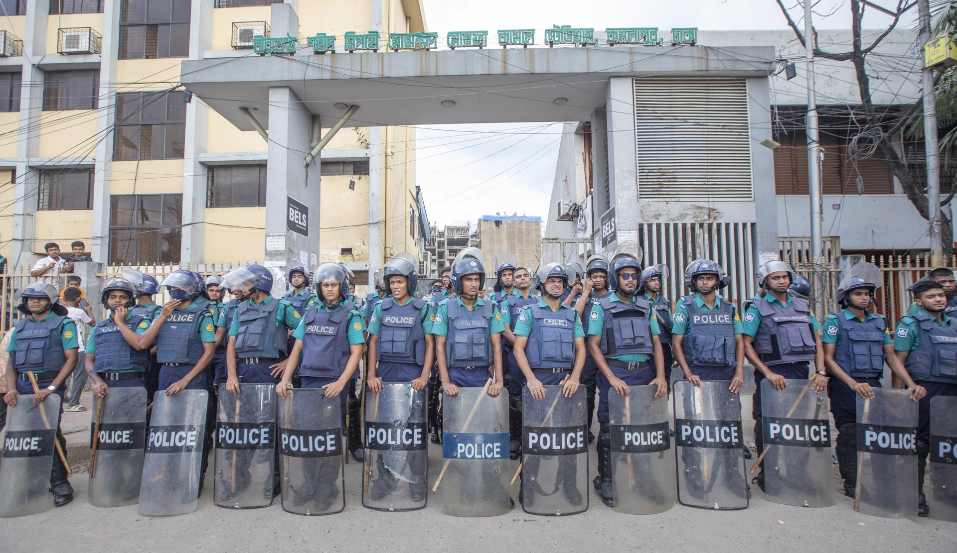 Bangladesh police stand guard as supporters of the opposition Bangladesh Nationalist Party (BNP) attend a mass rally in Dhaka, Bangladesh, 18 August 2023. EFE-EPA/MONIRUL ALAM