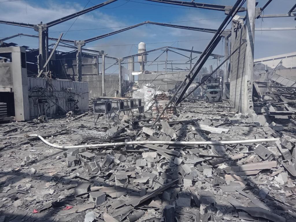 Fotografía cedida por Jornal da Região que muestra los daños ocasionados por una explosión que destruyó una compañía metalúrgica y dejó docenas de empleados heridos, algunos en estado grave, hoy en Cabreúva, São Paulo (Brasil). EFE/Jornal da Região