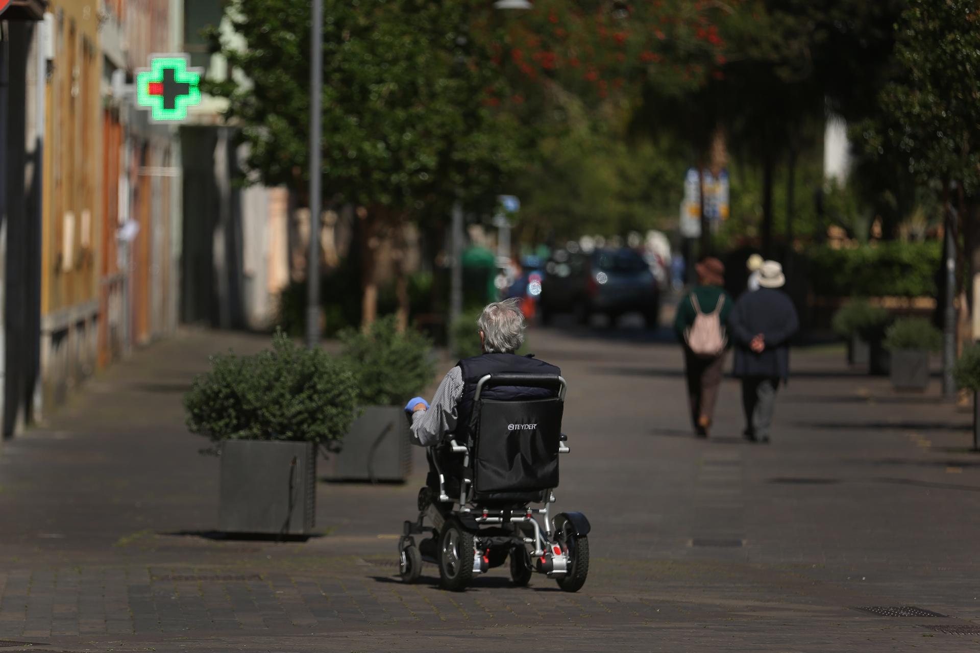 Una persona en silla de ruedas pasea por La Laguna en una imagen de archivo. EFE/ Cristóbal García
