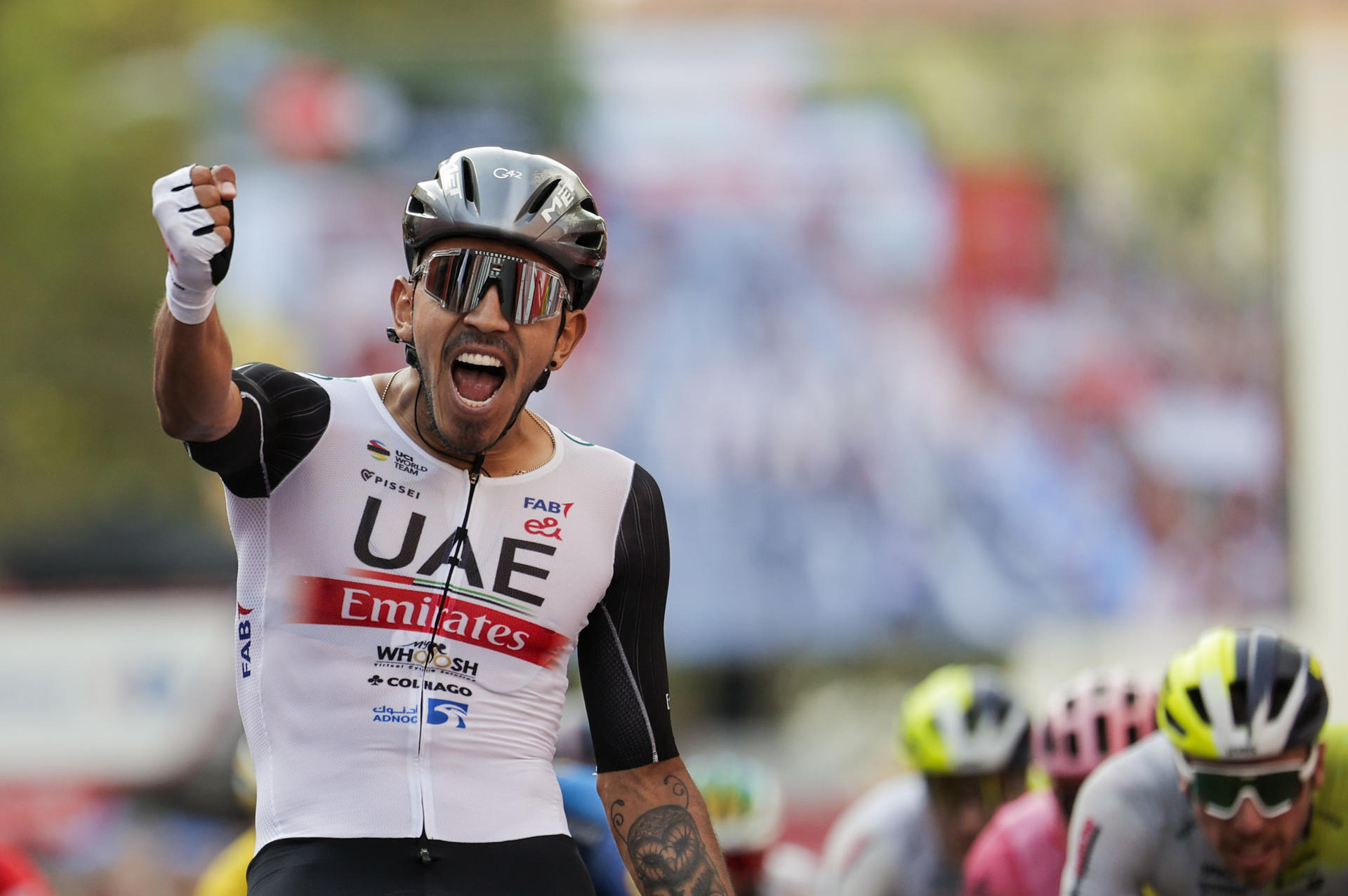 El colombiano Juan Sebastian Molano del UAE Team Emirates se impone venccedor de la 12ª etapa de la Vuelta Ciclista a España 2023, que se disputa este jueves entre Ólvega y Zaragoza, de 151 km de recorrido. EFE/ Manuel Bruque
