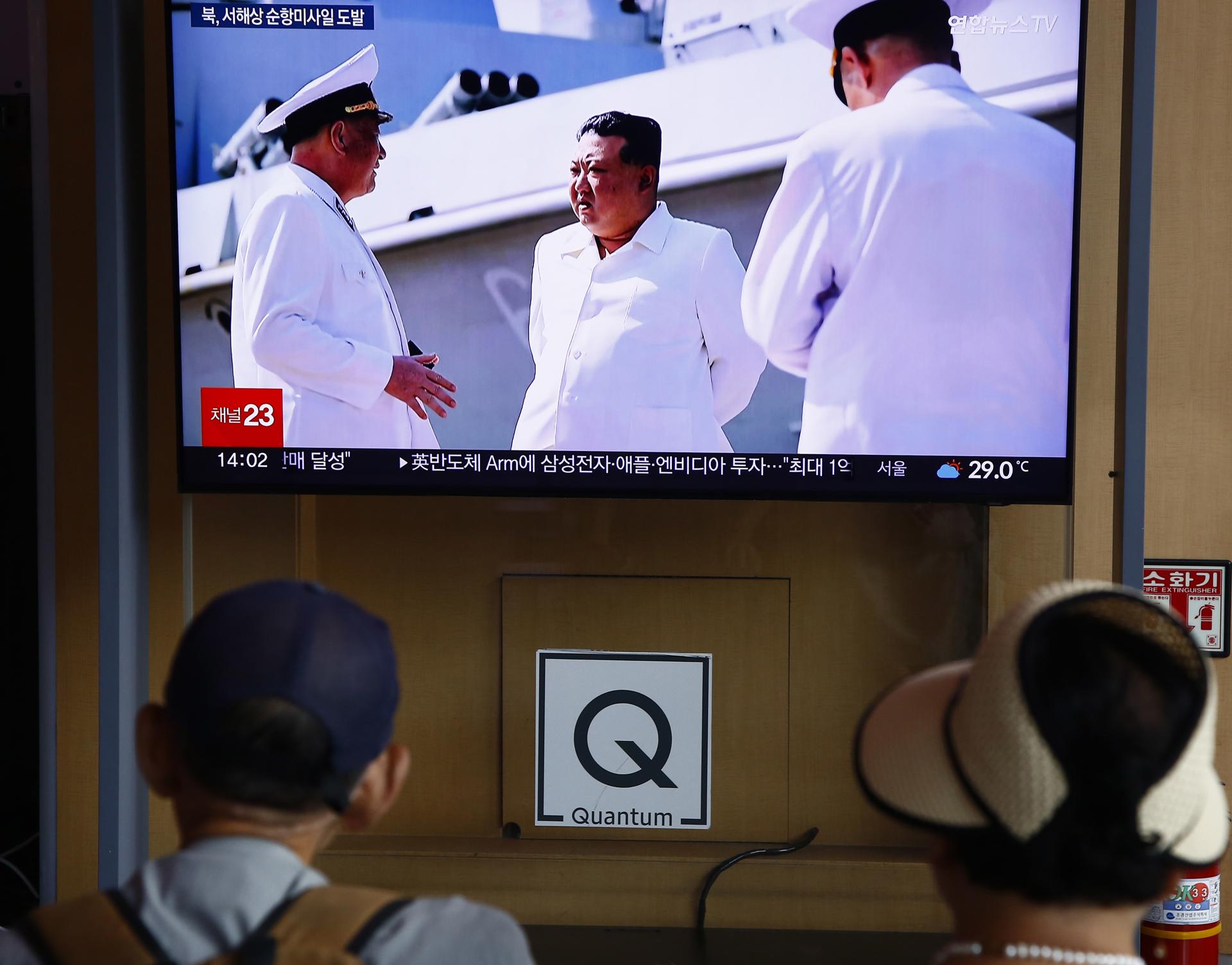 People watch a news segment pertaining to North Korea's recent missile launch, at a station in Seoul, South Korea, 02 September 2023. EFE-EPA/JEON HEON-KYUN
