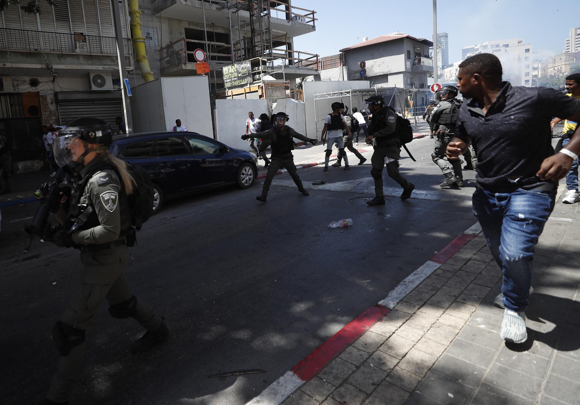 Protesters and police officers run during clashes between opponents of the regime in Eritrea and the Israeli police in Tel Aviv, Israel, 02 September 2023. EFE-EPA/ATEF SAFADI EDITORS NOTE: GRAPHIC CONTENT