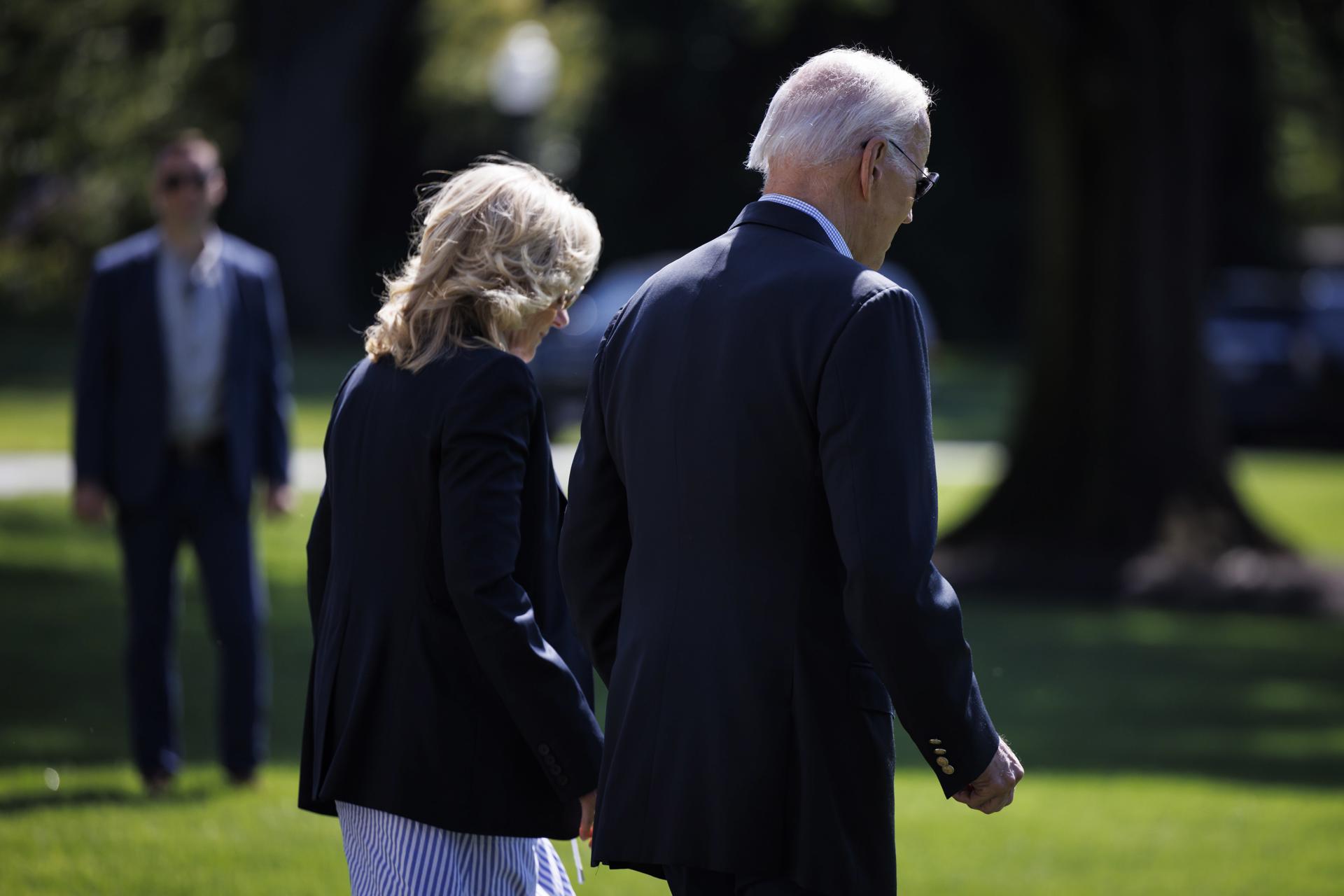 US President Joe Biden and First Lady Jill Biden walk on the South Lawn of the White House before boarding Marine One in Washington, DC, USA, 02 September 2023. EFE/EPA/TING SHEN / POOL
