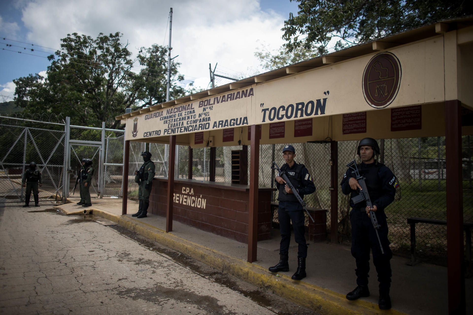AME2048. TOCORÓN (VENEZUELA), 09/23/2023.- Photograph showing military during an operation at the entrance of the Tocorón penitentiary today, in Tocorón (Venezuela). EFE/ Miguel Gutiérrez
