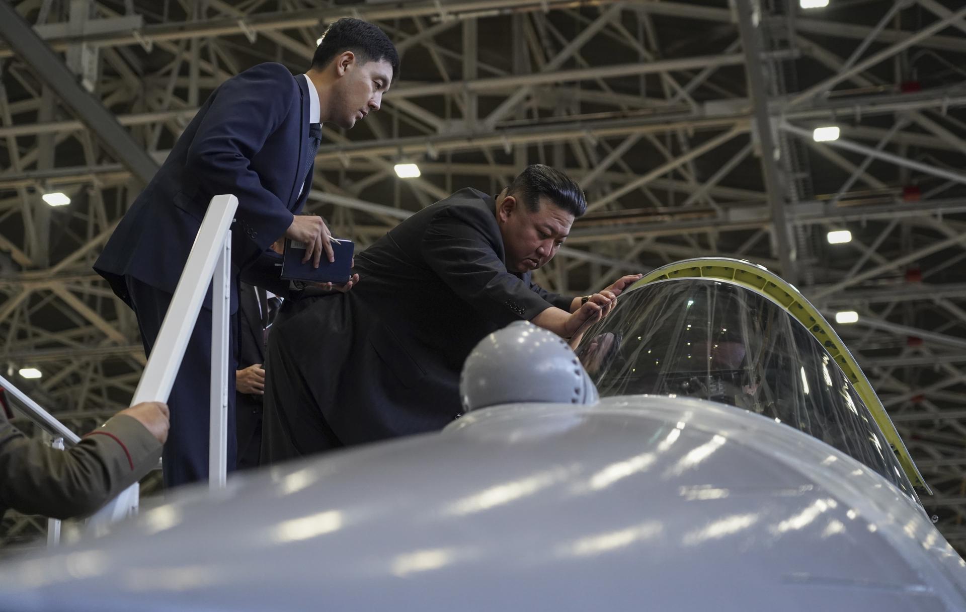A handout photo made available by the Government of Khabarovsk region press-service shows North Korean leader Kim Jong Un (C) visits a Russian aircraft plant that builds fighter jets in Komsomolsk-on-Amur, about 6,300 kilometers east of Moscow, Russia, 15 September 2023. EFE/EPA/GOVERNMENT OF KHABAROVSK REGION/HANDOUT HANDOUT MANDATORY CREDIT HANDOUT EDITORIAL USE ONLY/NO SALES
