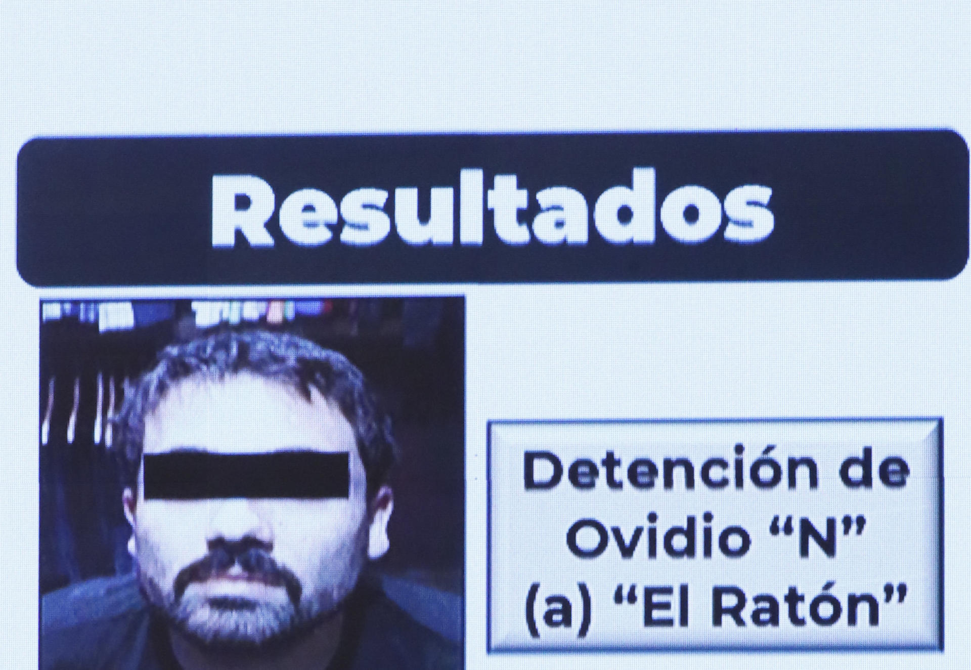 Vista de la ficha con la que se anunció en enero de 2023 la detención de Ovidio Guzmán, uno de los hijos del "Chapo" Guzmán. EFE/José Méndez