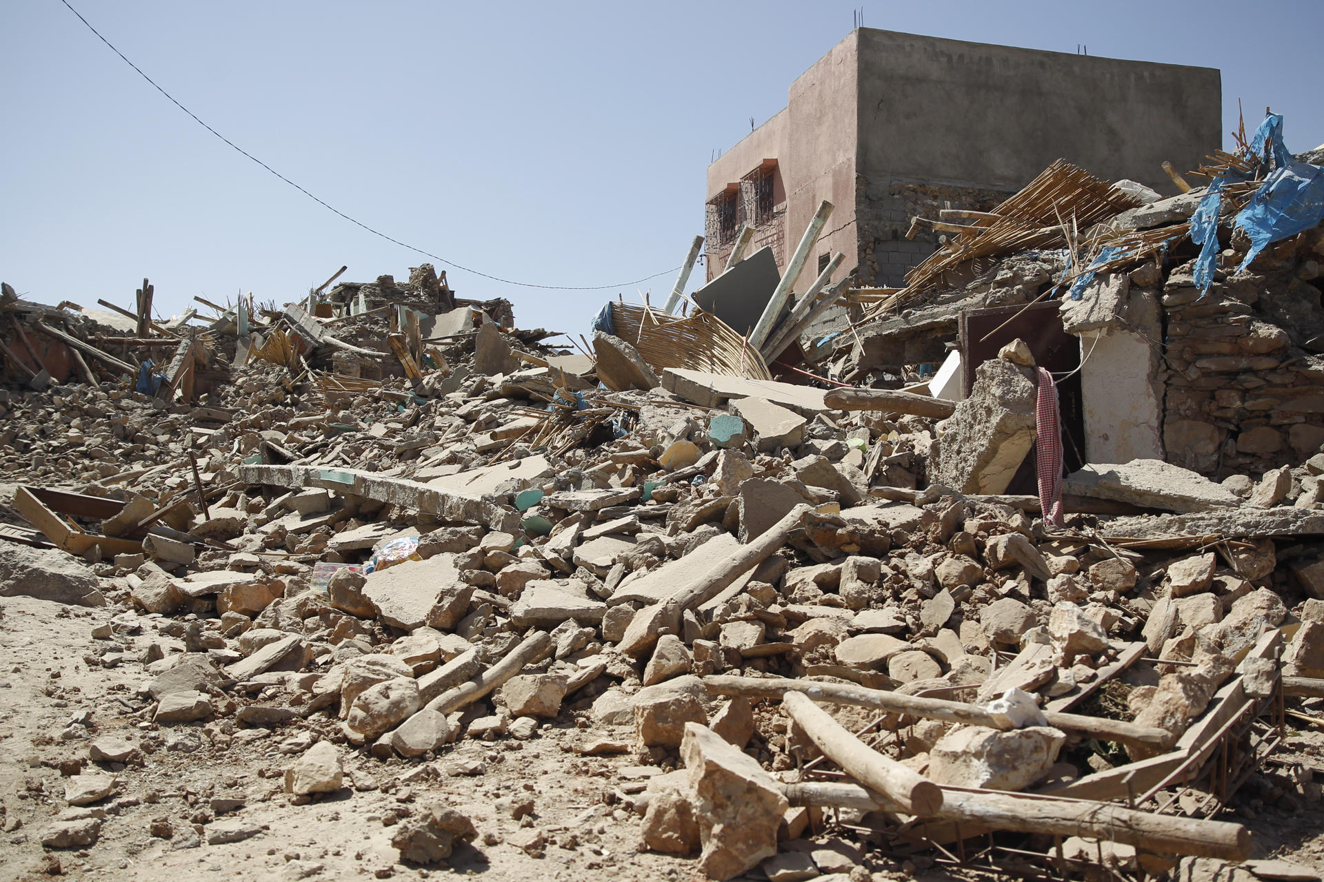Destrozos en la aldea de Tafagajt, en Marruecos, cerca del epicentro del devastador terremoto que ha dejado, hasta el momento, 1.037 muertos y 1.204 heridos en una decena de provincias del país norteafricano. EFE/ María Traspaderne