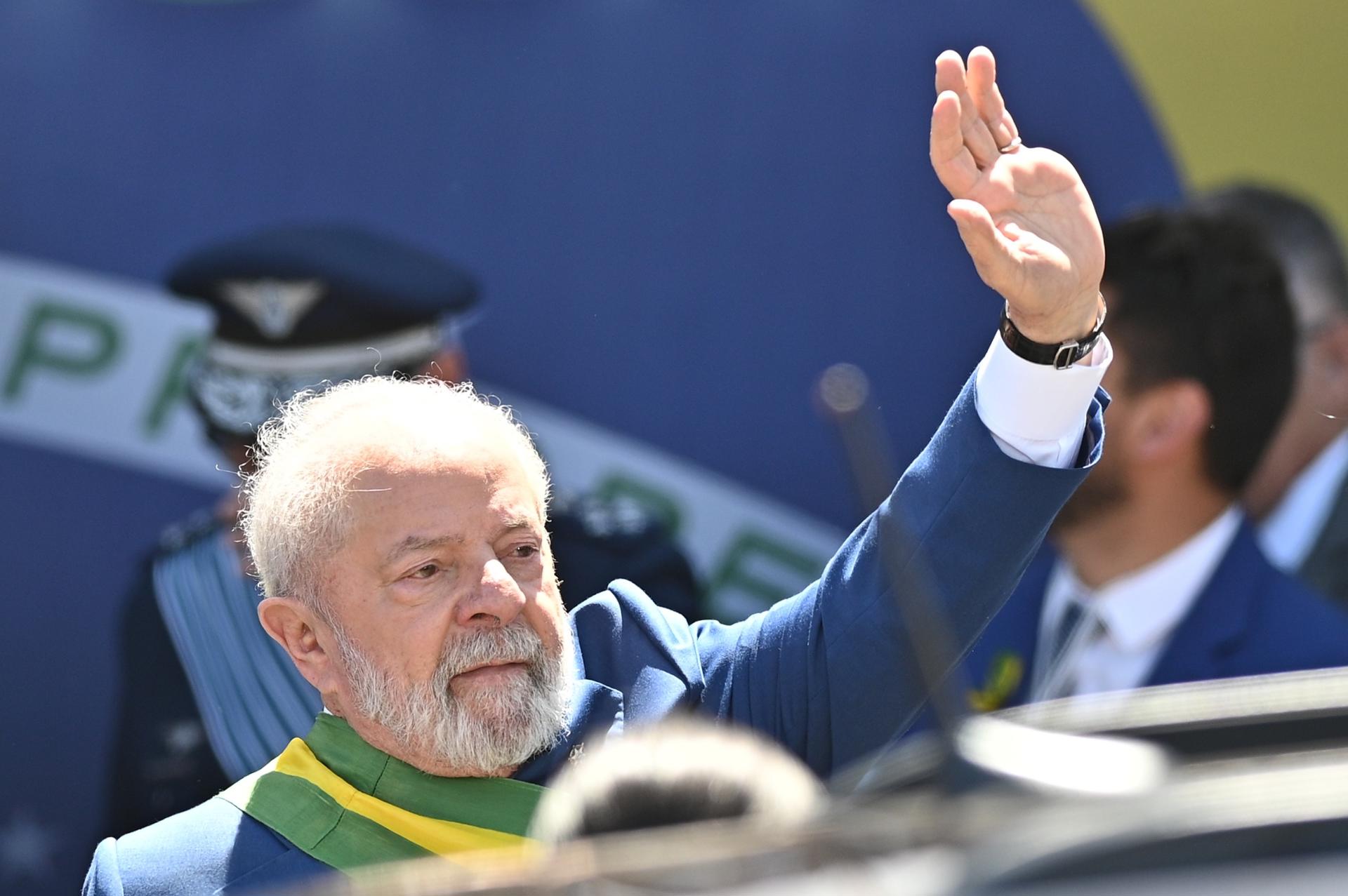 El presidente de Brasil, Luiz Inácio Lula da Silva, saluda hoy durante el desfile por el Día de la Independencia, en la Explanada de los Ministerios en Brasilia (Brasil). EFE/André Borges