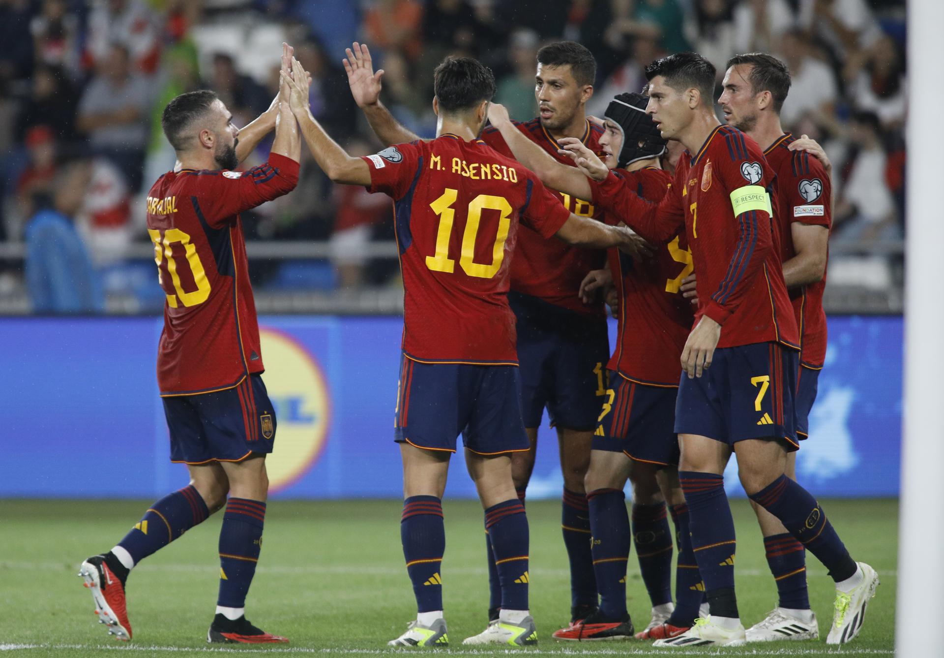 Los jugadores de España celebran un gol. EFE/EPA/DAVID MDZINARISHVILI