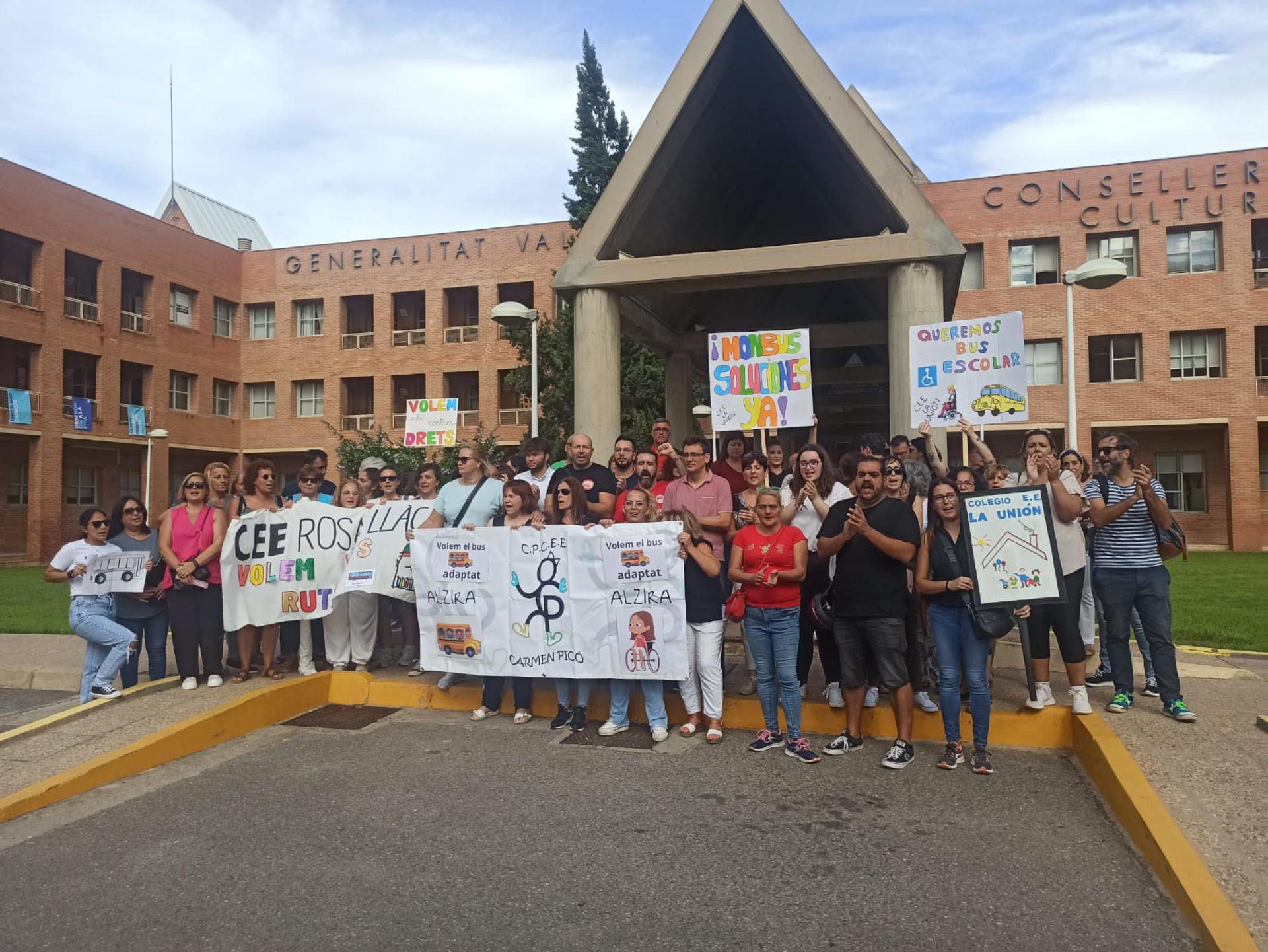 Padres y madres protestan ante la Conselleria de Educación por el servicio de transporte escolar, en una imagen facilitada a EFE.
