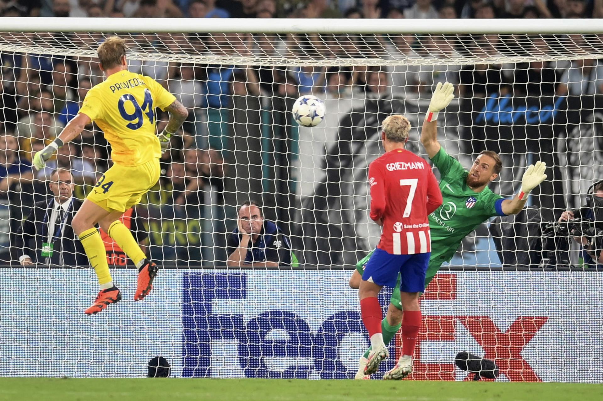 Lazio's goalkeeper Ivan Provedel (L) scores the 1-1 goal during the UEFA Champions League, Group E soccer match between SS Lazio and Atletico Madrid, in Rome, Italy, 19 September 2023. EFE-EPA/EMILIANO GRILLOTTI
