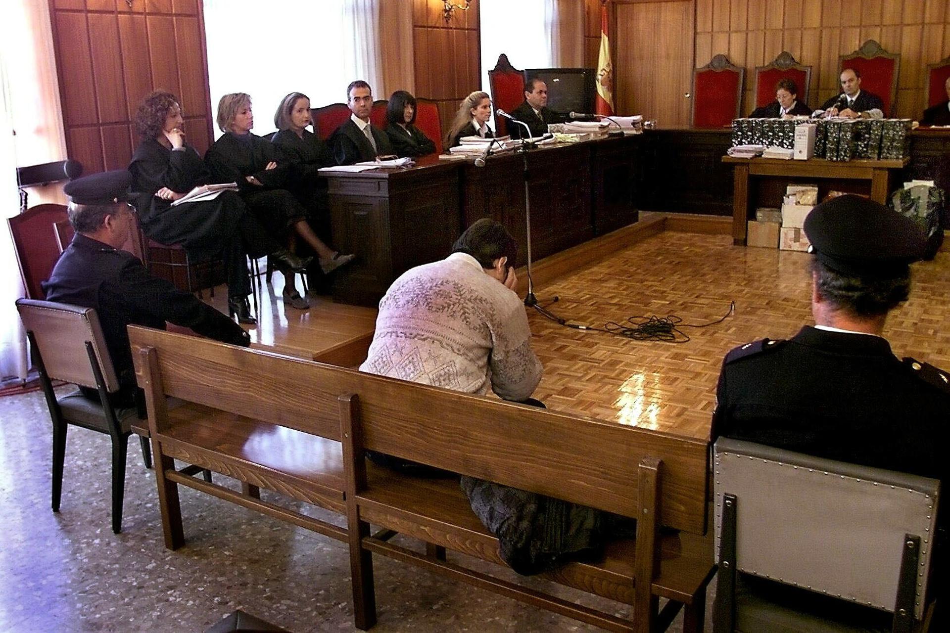 Imagen del juicio contra Joaquín Ferrándiz (en el centro). EFE/Alberto Estévez/Archivo