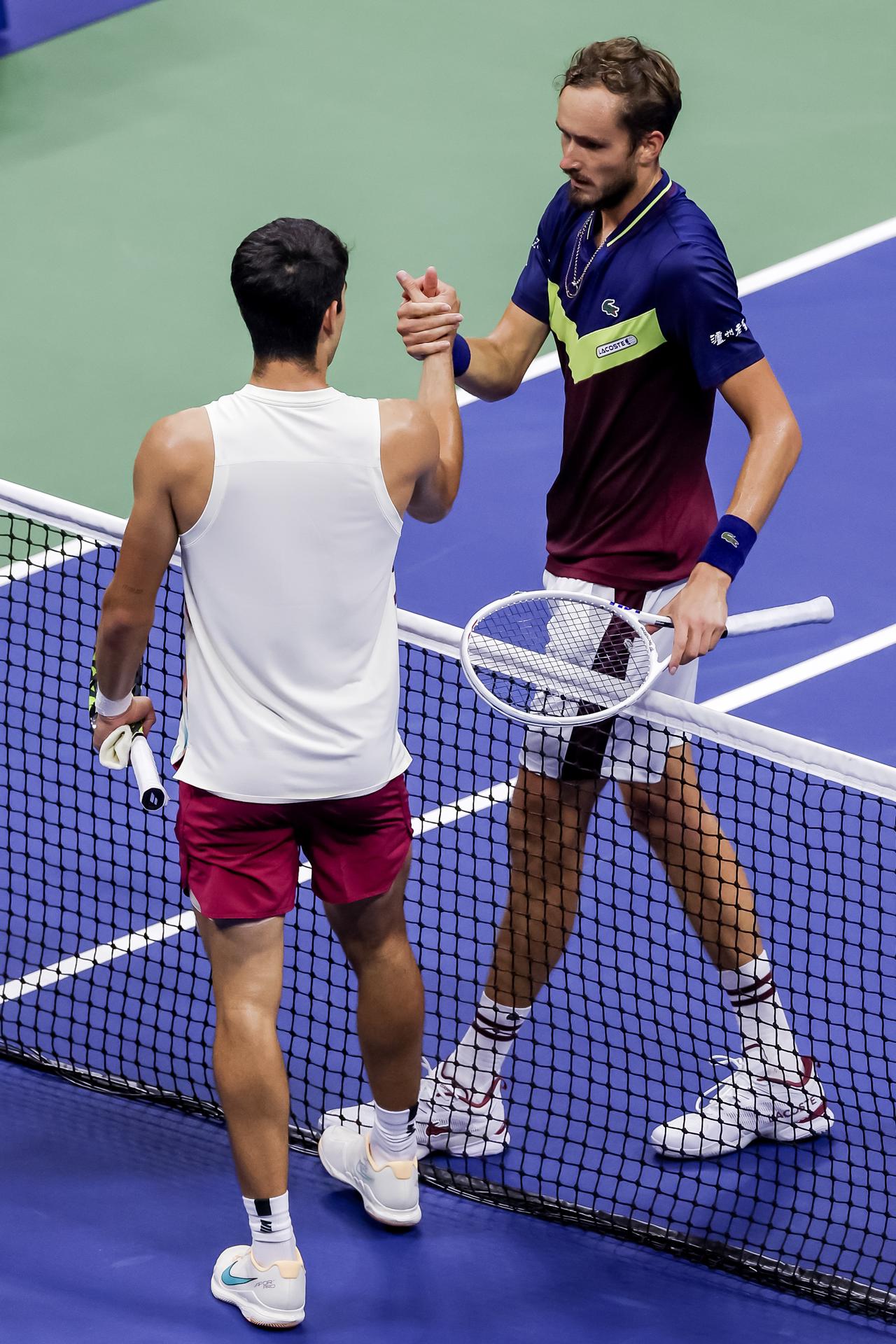 Daniil Medvedev (R) of Russia greets Carlos Alcaraz (L) of Spain at the net after Medvedev defeated Alcaraz during their men's singles semifinal round match during the US Open Tennis Championships at the USTA National Tennis Center in Flushing Meadows, New York, USA, 08 September 2023. EFE-EPA/BRIAN HIRSCHFELD
