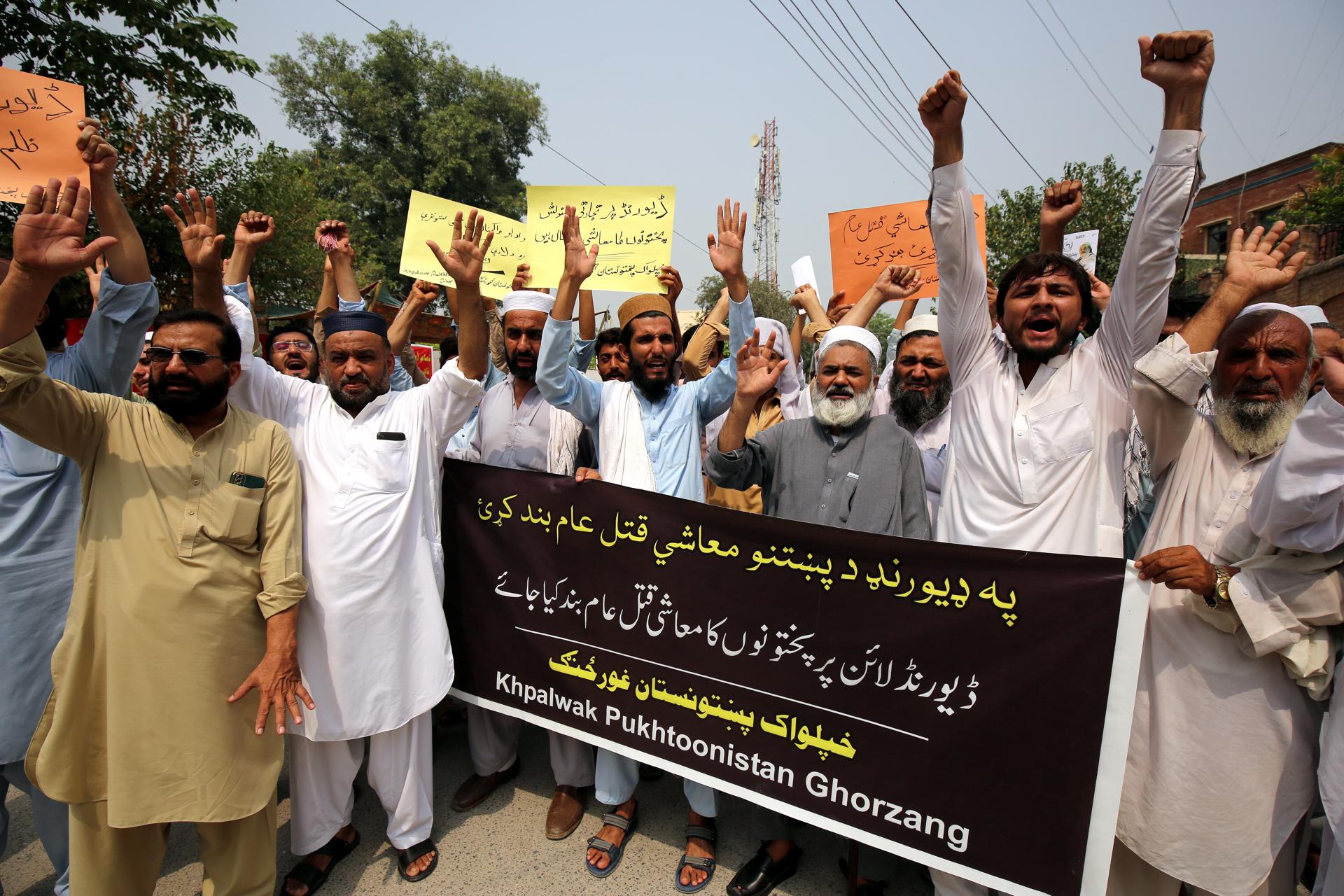 Ethnic Pashtuns hold placards reading in Urdu 'The economic slaughter of Pashtuns on the Durand Line should be stopped' as they shout slogans to demand reopening the Toorkham border with Afghanistan, in Peshawar, Pakistan, 13 September 2023. EFE-EPA/BILAWAL ARBAB