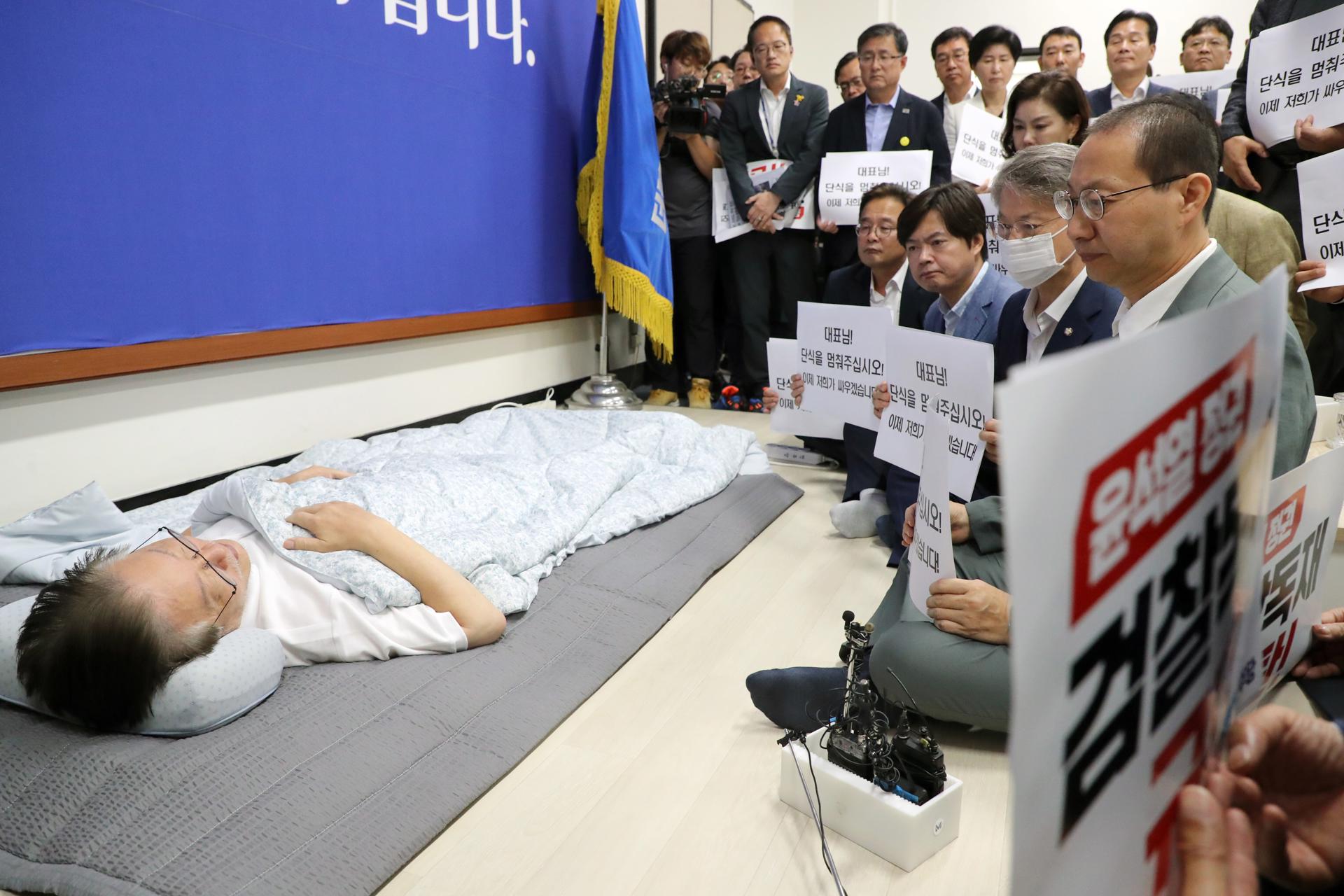 Lawmakers of the main opposition Democratic Party ask leader Lee Jae-myung (L) to stop his hunger strike at his office at the National Assembly in Seoul, South Korea, 15 September 2023, the 16th day of his fast. EFE-EPA/YONHAP SOUTH KOREA OUT/FILE
