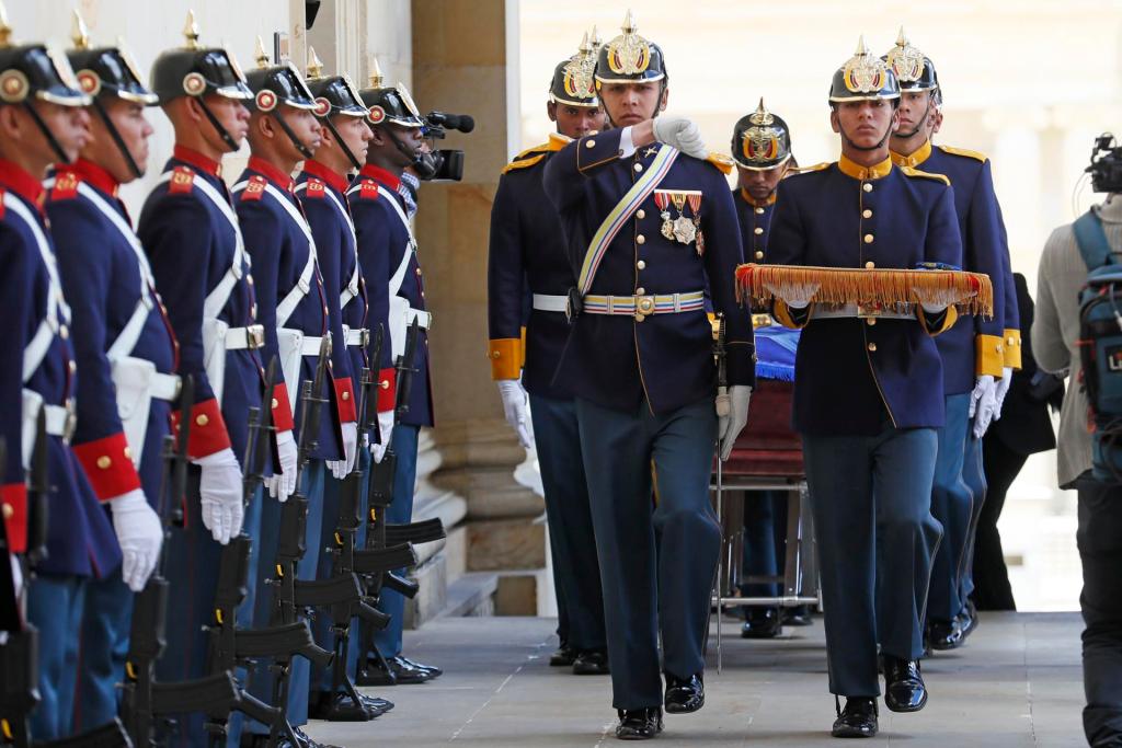 Soldados del batallón Guardia Presidencial cargan el féretro con el cuerpo del maestro Fernando Botero este 22 de septiembre de 2023, en Bogotá (Colombia). EFE/ Carlos Ortega
