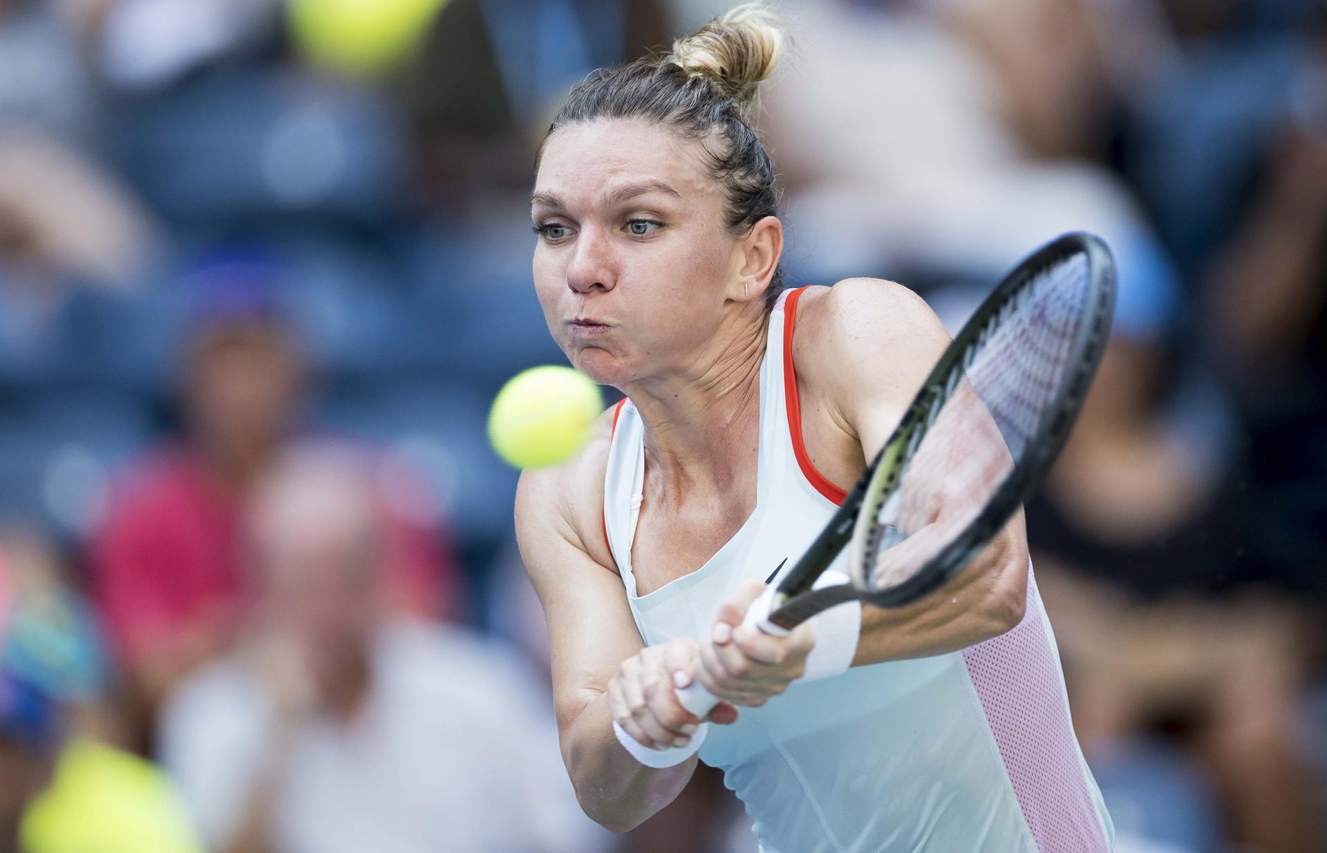 (FILE) - Simona Halep of Romania hits a return to Daria Snigur of Ukraine during their first round match at the US Open Tennis Championships at the USTA National Tennis Center in the Flushing Meadows, New York, USA, 29 August 2022 (reissued 21 October 2022). (Tenis, Abierto, Rumanía, Ucrania, Estados Unidos, Nueva York) EFE/EPA/JUSTIN LANE *** Local Caption *** 57888350

