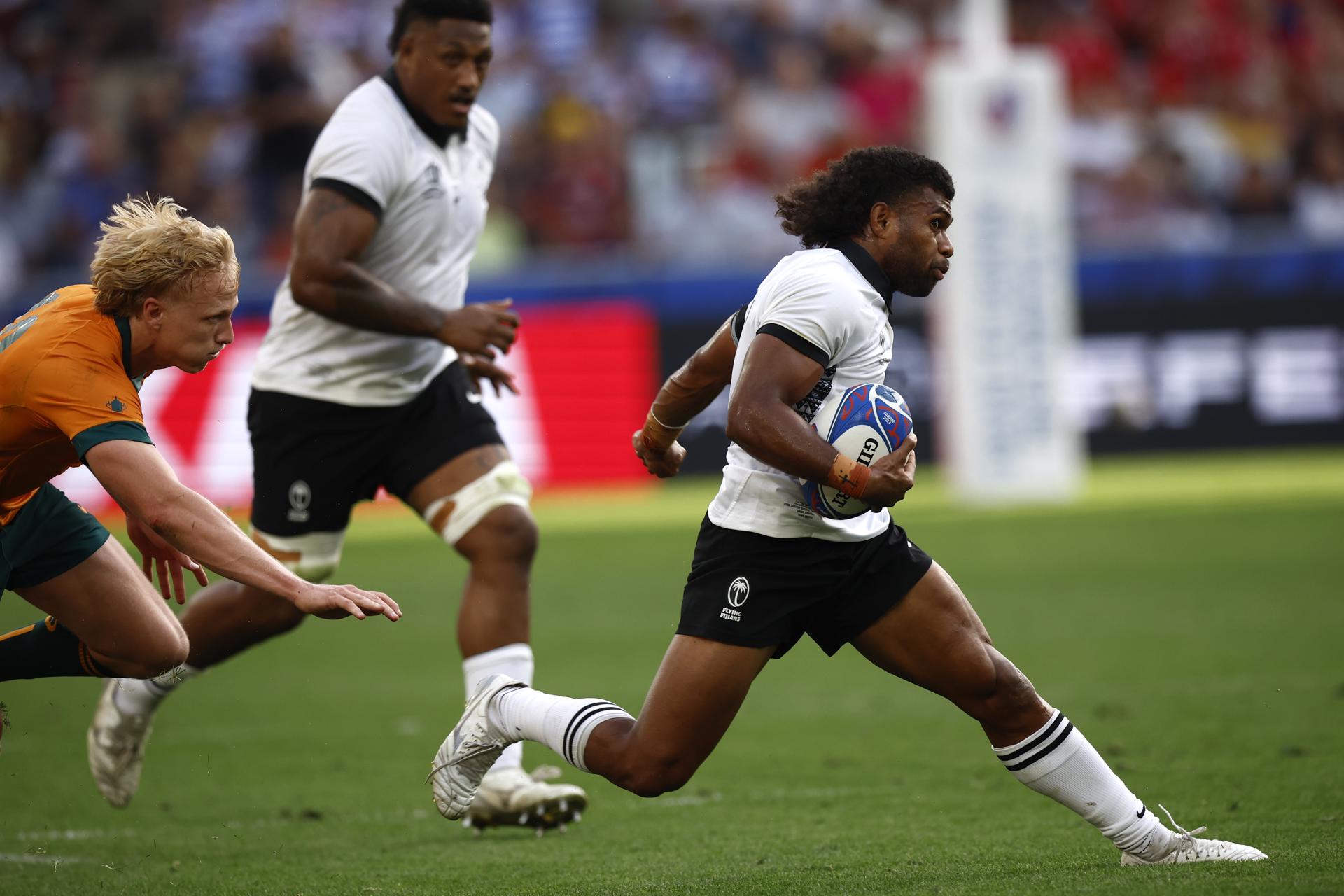 Australia's Carter Gordon (L) and tFiji's Simione Kuruvoli (R) in action during the Rugby World Cup Pool C match between Australia and Fiji in Saint-Etienne, France, 17 September 2023. EFE-EPA/YOAN VALAT
