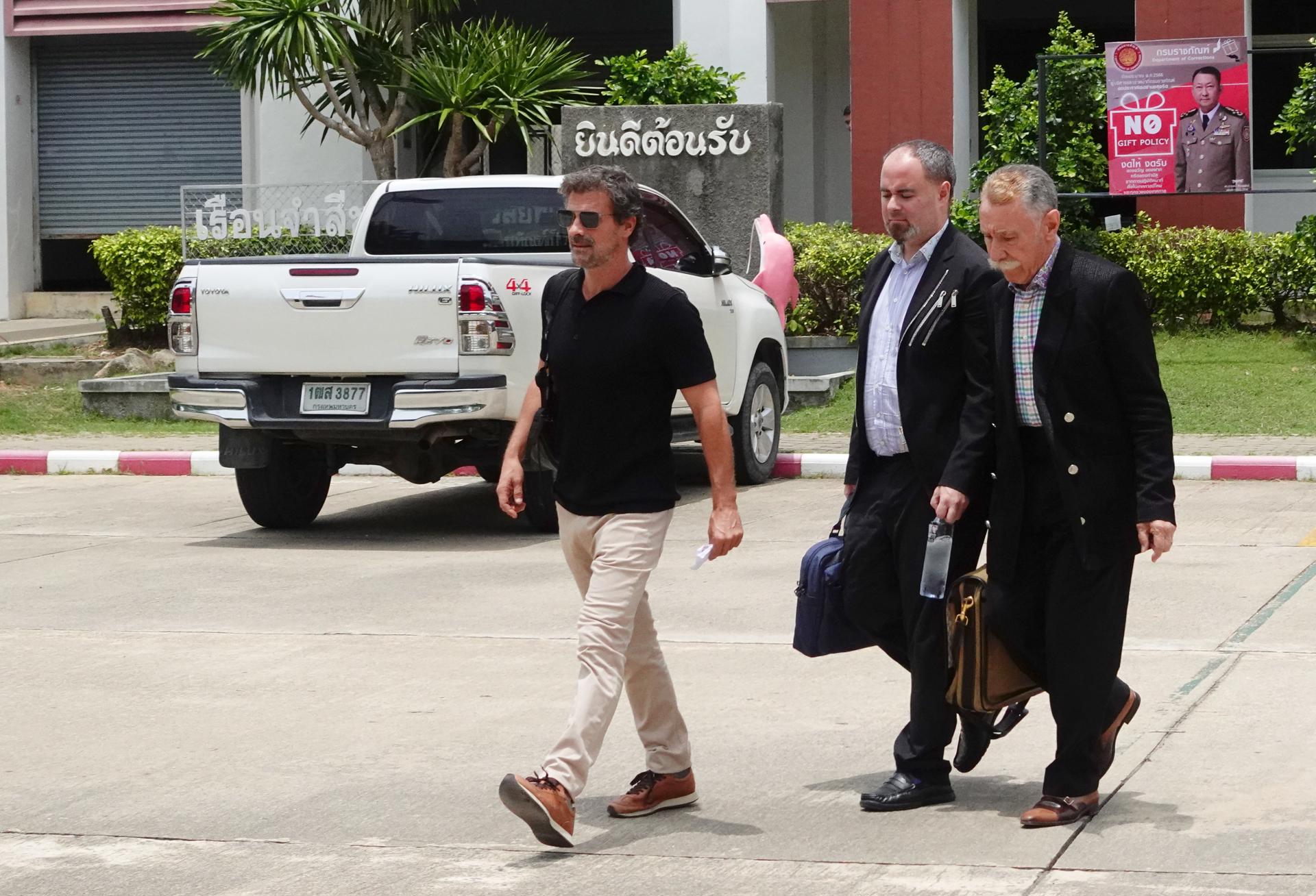 Spanish actor Rodolfo Sancho (L), father of Spanish chef Daniel Sancho Bronchalo, and lawyers leave after visiting his detained son at a prison on Koh Samui, southern Thailand, 06 September 2023. EFE-EPA/SITTHIPONG CHAROENJAI

