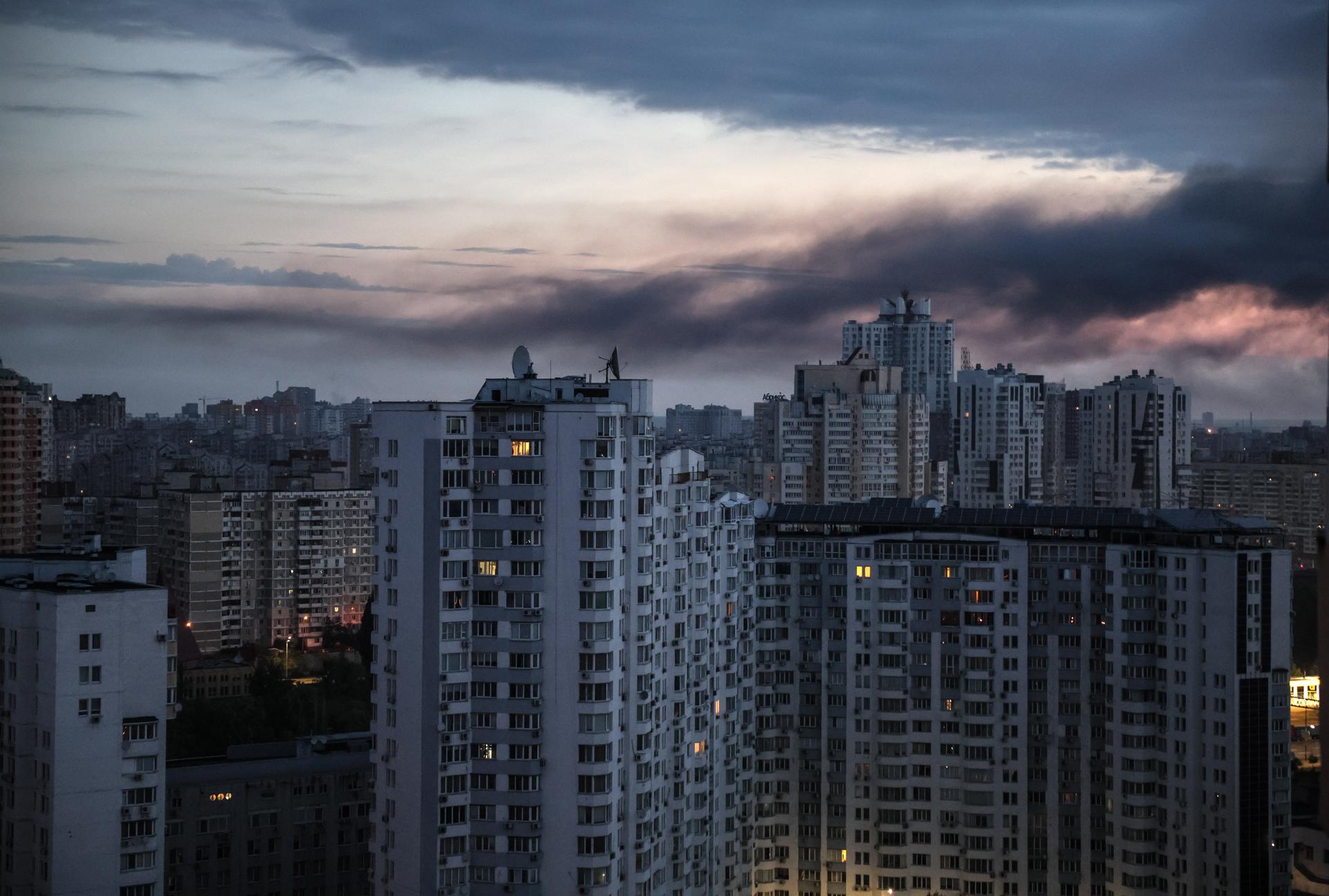 Smoke rises atop buildings after a missile strike hit a residential area, in Kyiv, Ukraine, 21 September 2023. EFE-EPA/OLEG PETRASYUK
