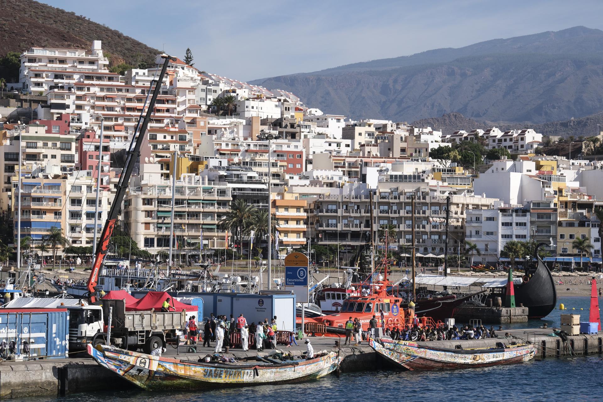 Imagen de la llegada al puerto de Los Cristianos, en Tenerife, este lunes de un cayuco con 94 personas. EFE/Alberto Valdés