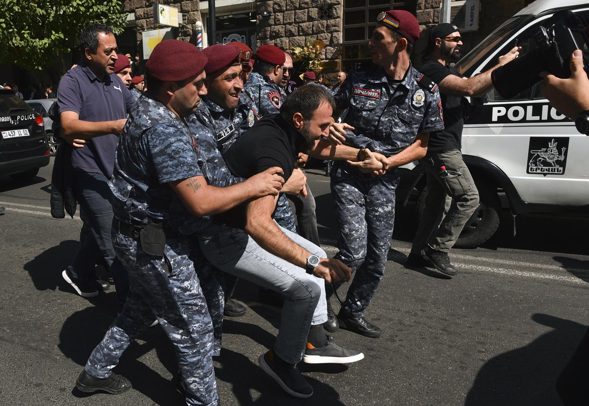Yerevan (Armenia), 22/09/2023.- Armenian policemen detain a participant of the protest against Azerbaijan's military actions in the Nagorno-Karabakh region, in central Yerevan, Armenia, 22 September 2023. More than 80 people were detained at anti-government rallies in Yerevan, the Armenian Police reported. On 19 September, after the start of the military operation of the Azerbaijani Armed Forces in Nagorno-Karabakh, opposition protests began in Armenia demanding the resignation of Prime Minister Nikol Pashinyan. A national committee has been created that coordinates actions to remove Pashinyan and his government from power. Representative of the Dashnaktsutyun party Ishkhan Saghatelyan said that the parliamentary opposition is also initiating the process of impeachment of Pashinyan. (Protestas, Azerbaiyán) EFE/EPA/NAREK ALEKSANYAN