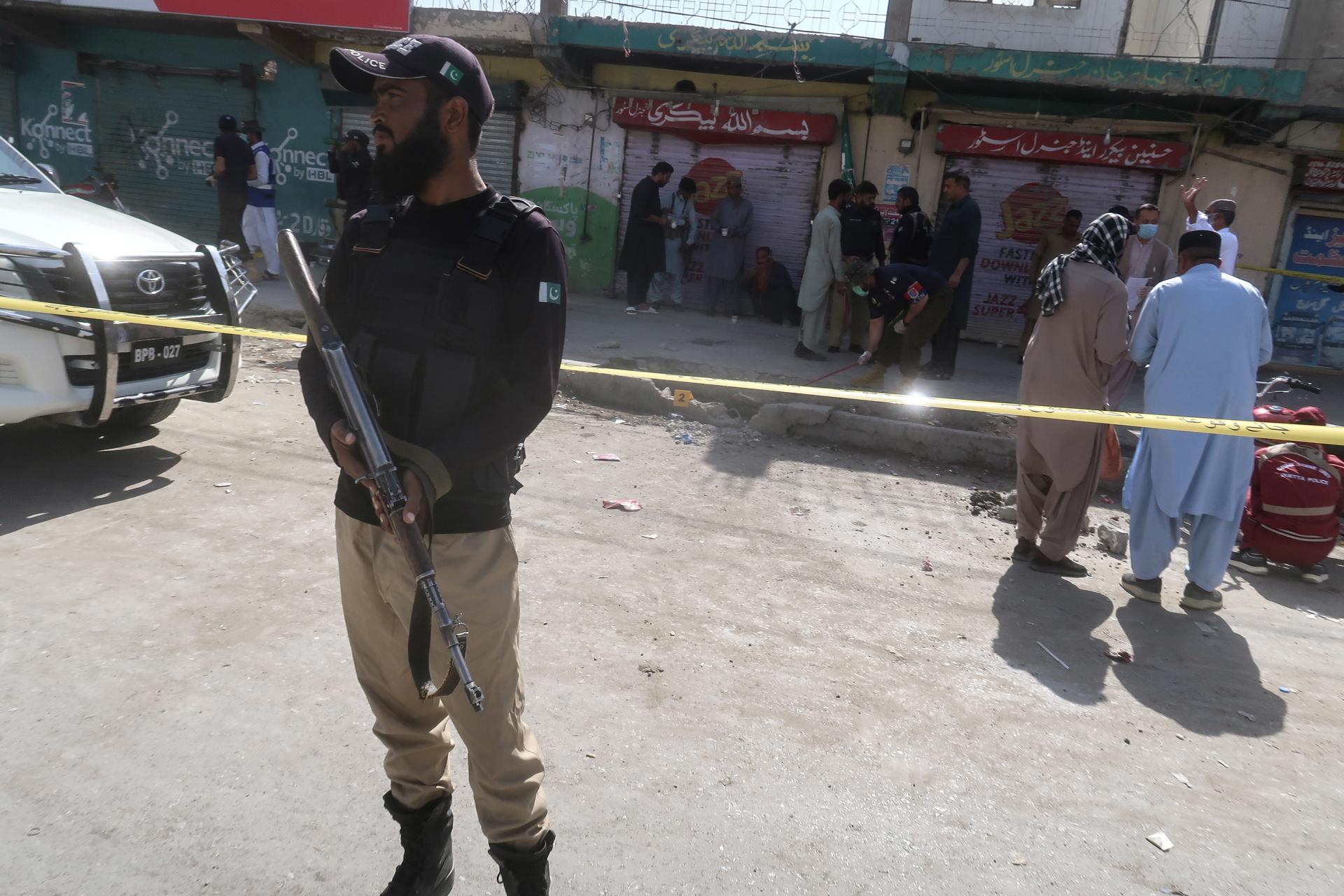 A police officer stands guard by a cordoned off area in Quetta, the provincial capital of restive Balochistan province, Pakistan, 12 September 2023. EFE-EPA FILE/FAYYAZ AHMED
