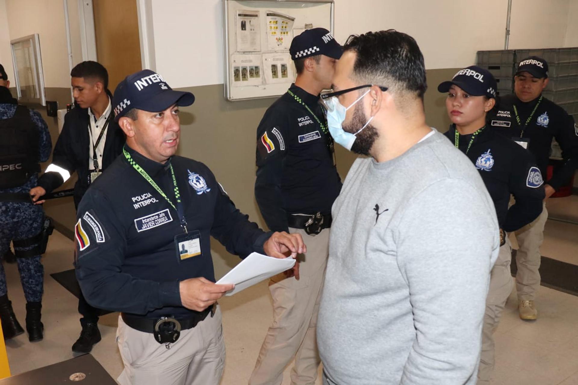 Fotografía cedida hoy por la Policía de Colombia que muestra al ciudadano colombiano Dabinsson Niño Meyer, durante su proceso de extradición a Estados Unidos, en Bogotá (Colombia). EFE/Policía de Colombia