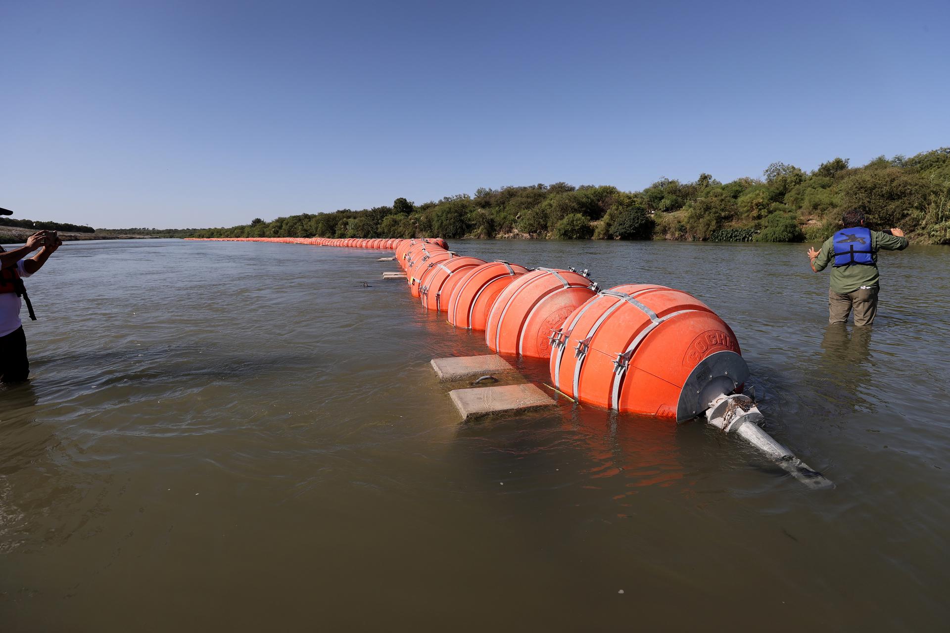 Buoys are placed in the Rio Grande River in Eagle Pass, Texas, USA, 01 August 2023. EFE-EPA FILE/ADAM DAVIS
