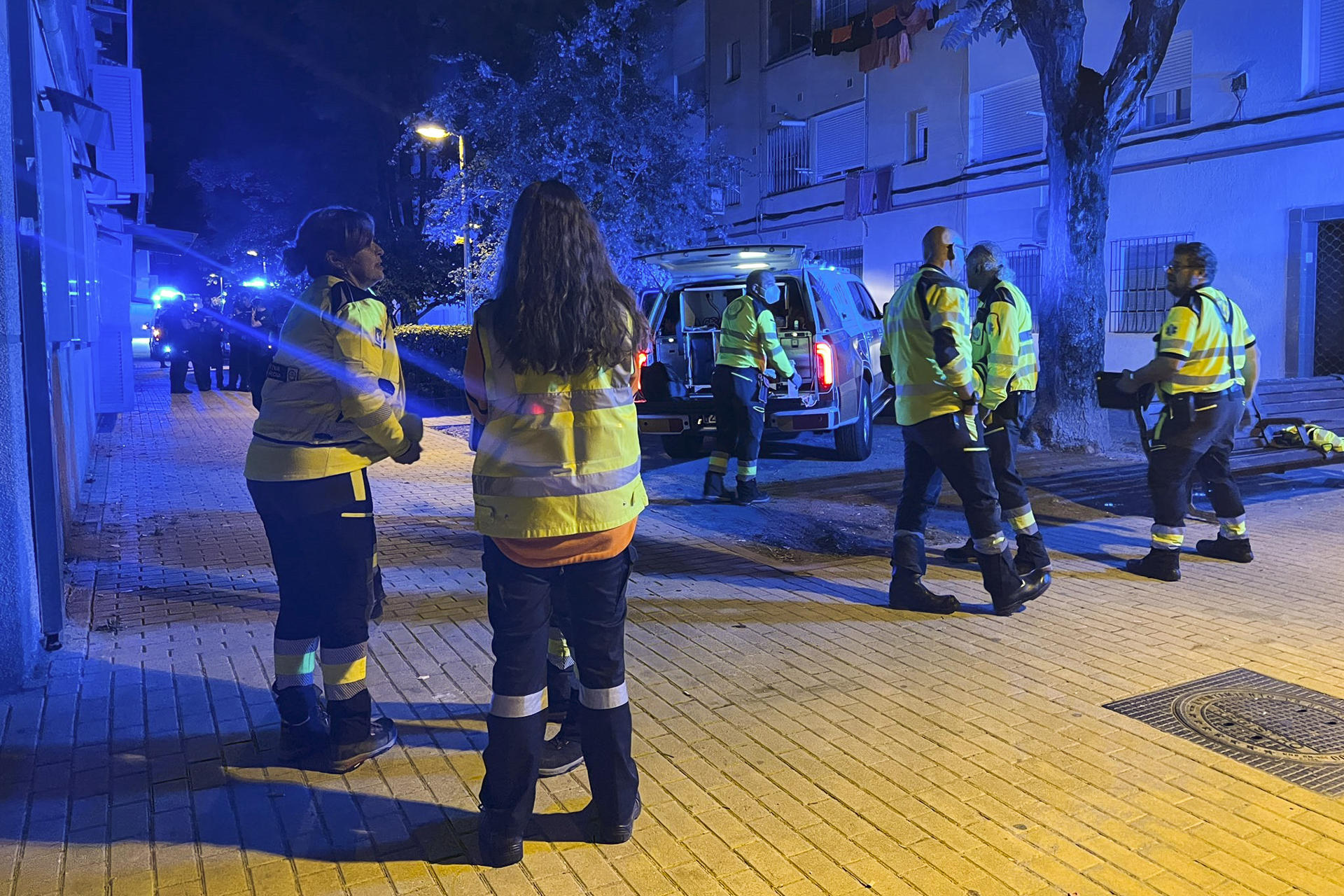 Efectivos del SAMUR-Protección Civil realizaron maniobras de reanimación a una mujer, de 30 años aproximadamente, que ha fallecido en el rellano de la escalera de un edificio de la calle Doña Francisquita en el barrio de Villaverde, en Madrid, como consecuencia de varias heridas de arma blanca. EFE/Emergencias Madrid -SOLO USO EDITORIAL/SOLO DISPONIBLE PARA ILUSTRAR LA NOTICIA QUE ACOMPAÑA (CRÉDITO OBLIGATORIO)-