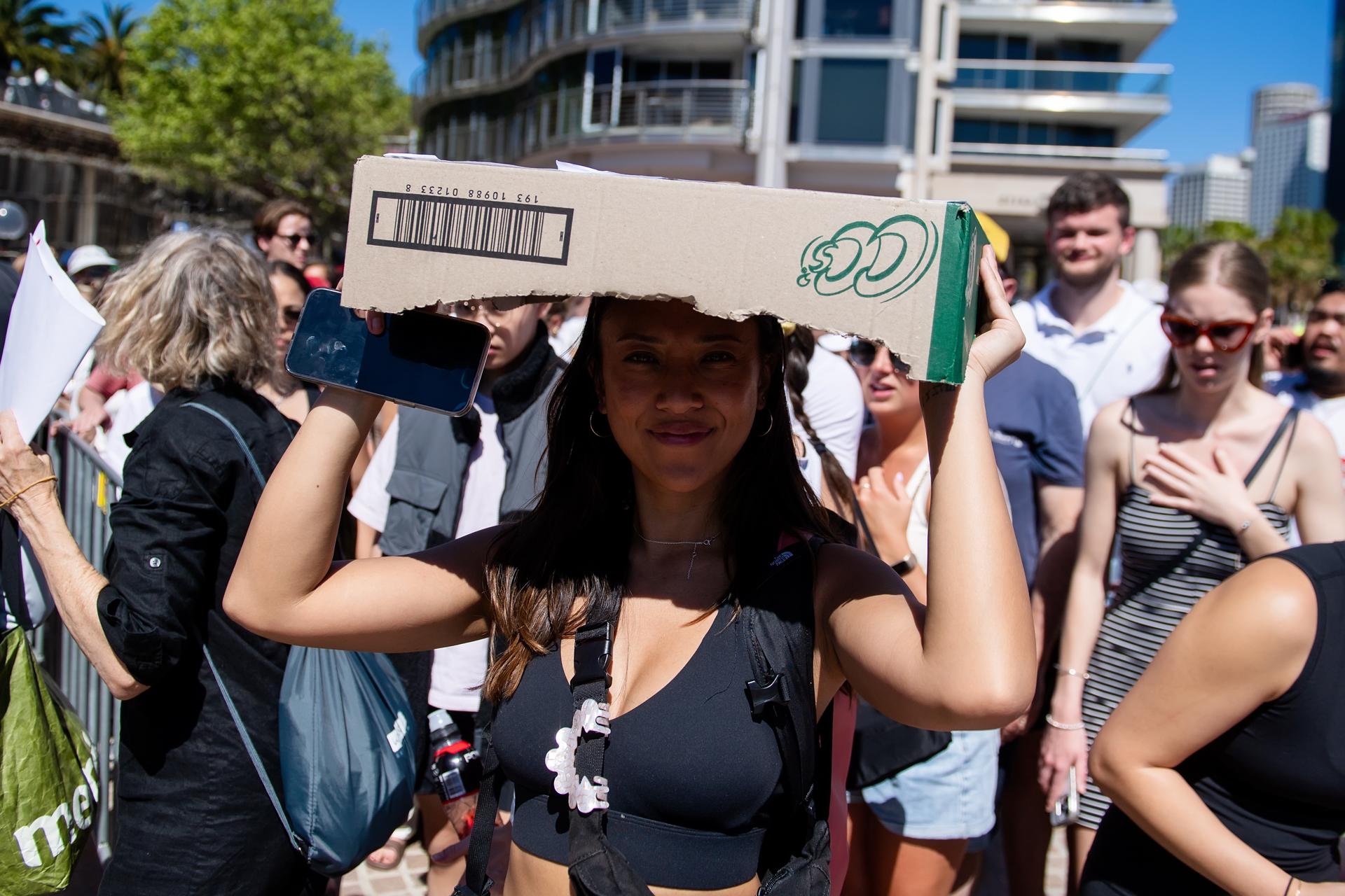 People find shelter with a piece of cardboard on a very hot day in Sydney, Australia, 17 September 2023. EFE-EPA/STEVE MARKHAM AUSTRALIA AND NEW ZEALAND OUT