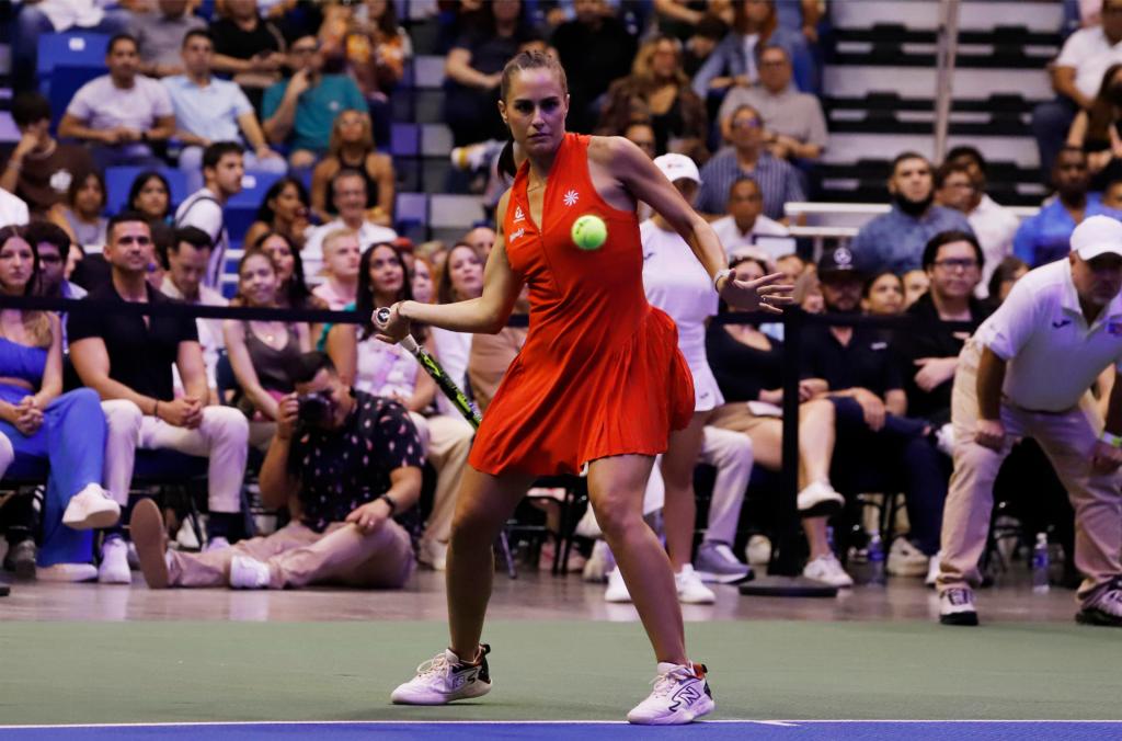 La tenista puertorriqueña Mónica Puig devuelve una bola contra la estadounidense Venus Williams durante un partido de exhibición disputado hoy, en San Juan (Puerto Rico). EFE/Thais Llorca
