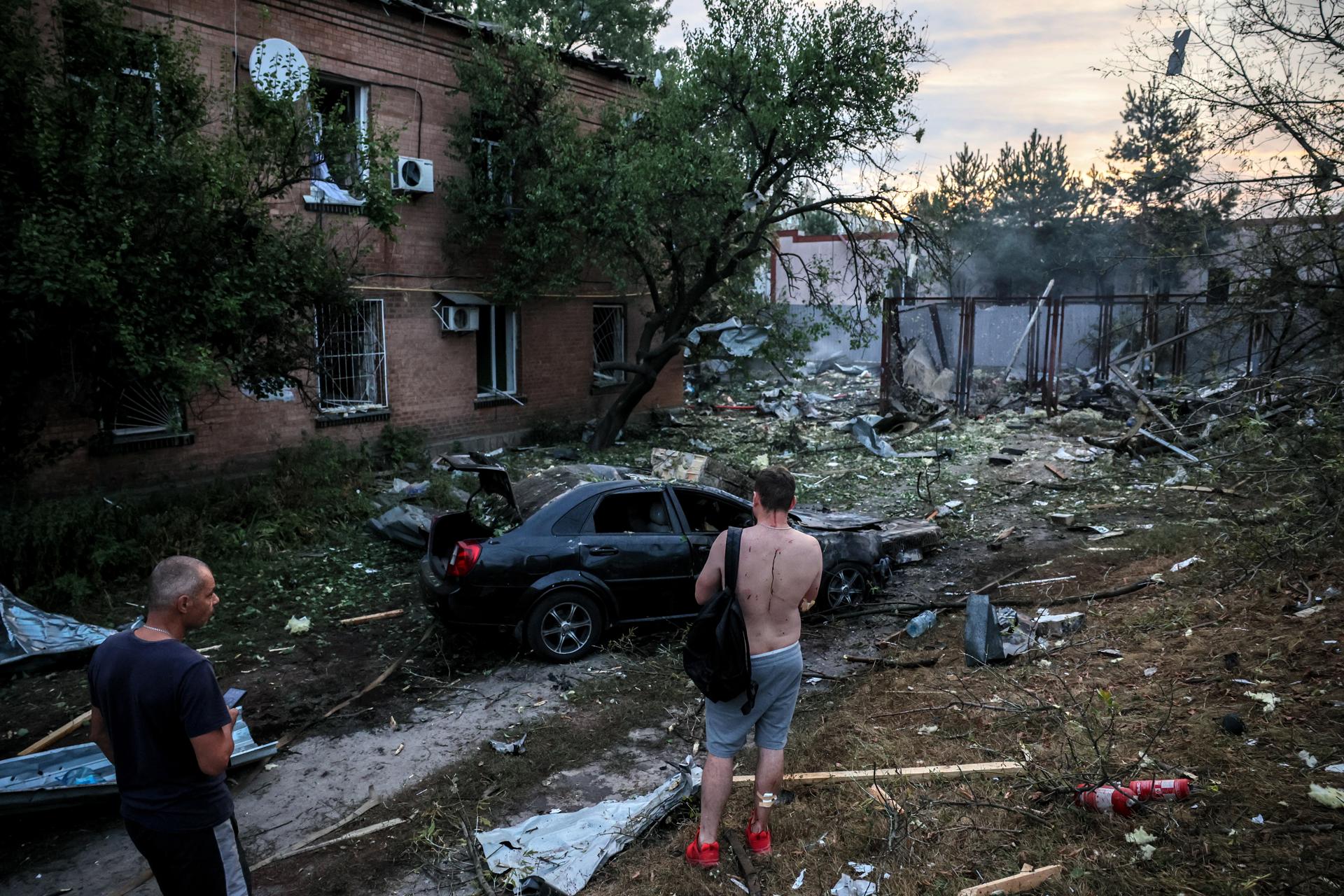 Local residents look on near the site of a missile strike on a residential area, in Kyiv, Ukraine, 21 September 2023. EFE-EPA/OLEG PETRASYUK
