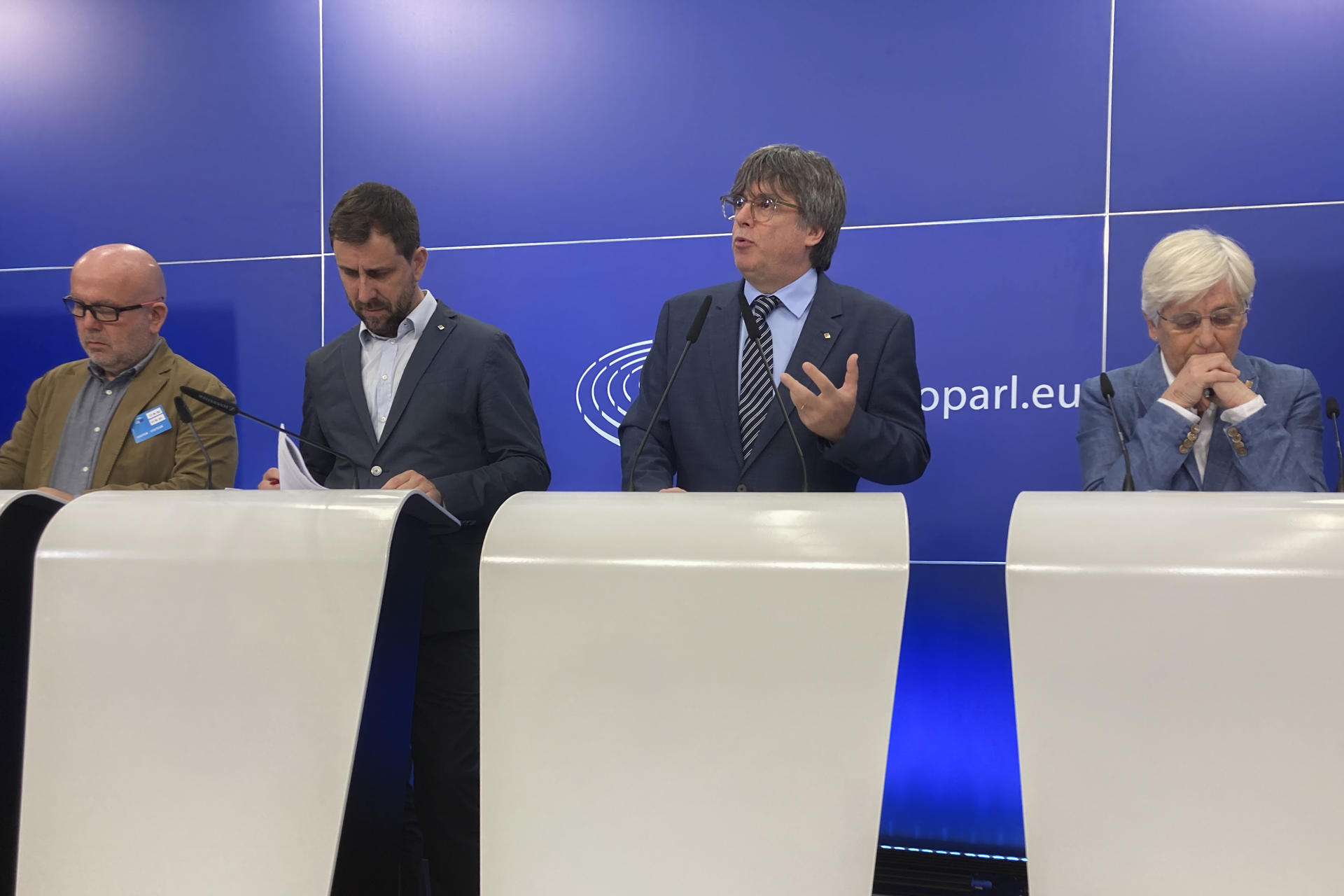 El expresidente catalán Carles Puigdemont junto con los eurodiputados catalanes Antoni Comin y Clara Ponsati y el abogado Gonzalo Boye en una foto de archivo. EFE/ Leo Rodríguez