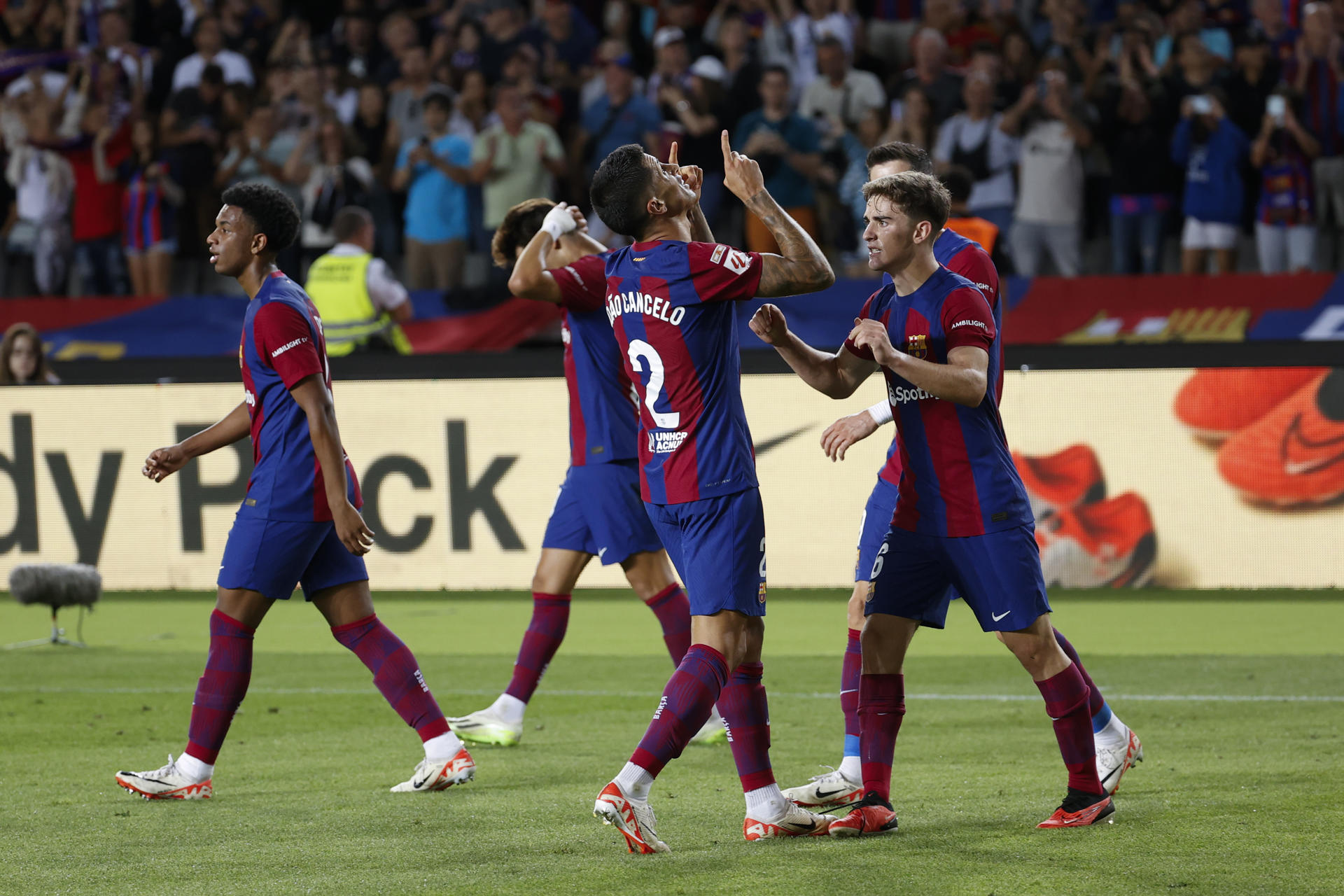 Los jugadores del FC Barcelona celebran el tercer gol de su equipo (anotado por Cancelo -c-) durante el encuentro de la jornada 6 de LaLiga entre FC Barcelona y RC Celta de Vigo, este sábado en el Estadio Olímpico de Montjuic, en Barcelona. EFE/ Toni Albir