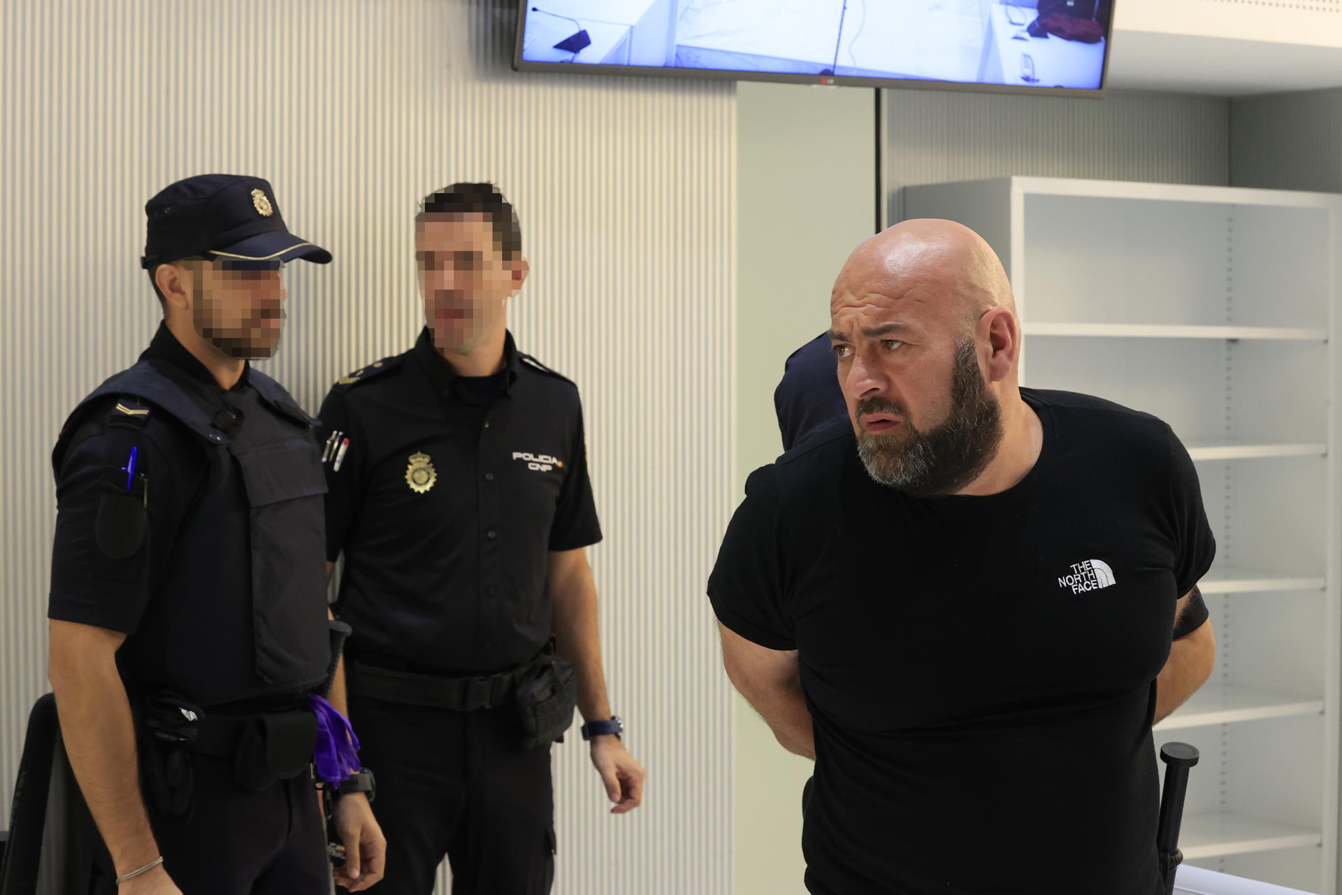 El etarra Asier Eceiza Ayerra durante su juicio este martes en la Audiencia Nacional por los atentados cometidos el 22 de julio de 2003 en dos hoteles de Alicante y Benidorm que provocaron lesiones a 14 personas, seis de ellas policías nacionales, por los que la Fiscalía pide que sean condenados a 268 años de prisión. EFE/ Zipi

