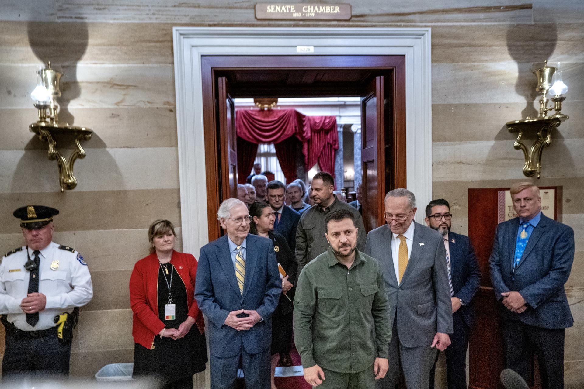 Washington (United States), 21/09/2023.- Ukrainian President Volodymyr Zelensky (C), flanked by US Senate Majority Leader Chuck Schumer (R) and US Senate Minority Leader Mitch McConnell (L), departs following a meeting with members of the US Senate in the Old Senate Chamber at the US Capitol in Washington, DC, USA, 21 September 2023. (Ucrania) EFE/EPA/SHAWN THEW / POOL
