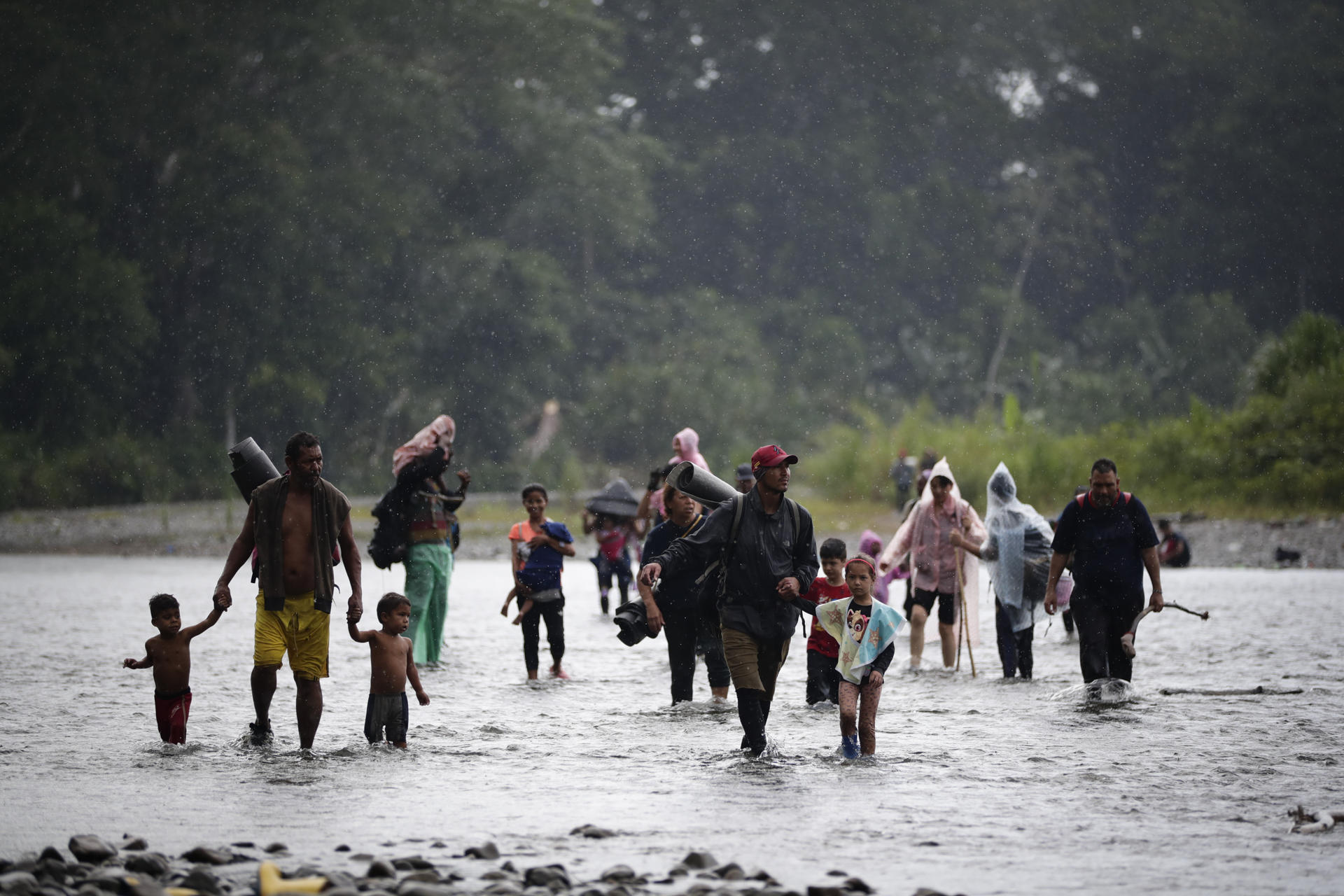 Migrants crossing the Turquesa River in Darién, Panama, September 14 2023. EFE/ Bienvenido Velasco ARCHIVO