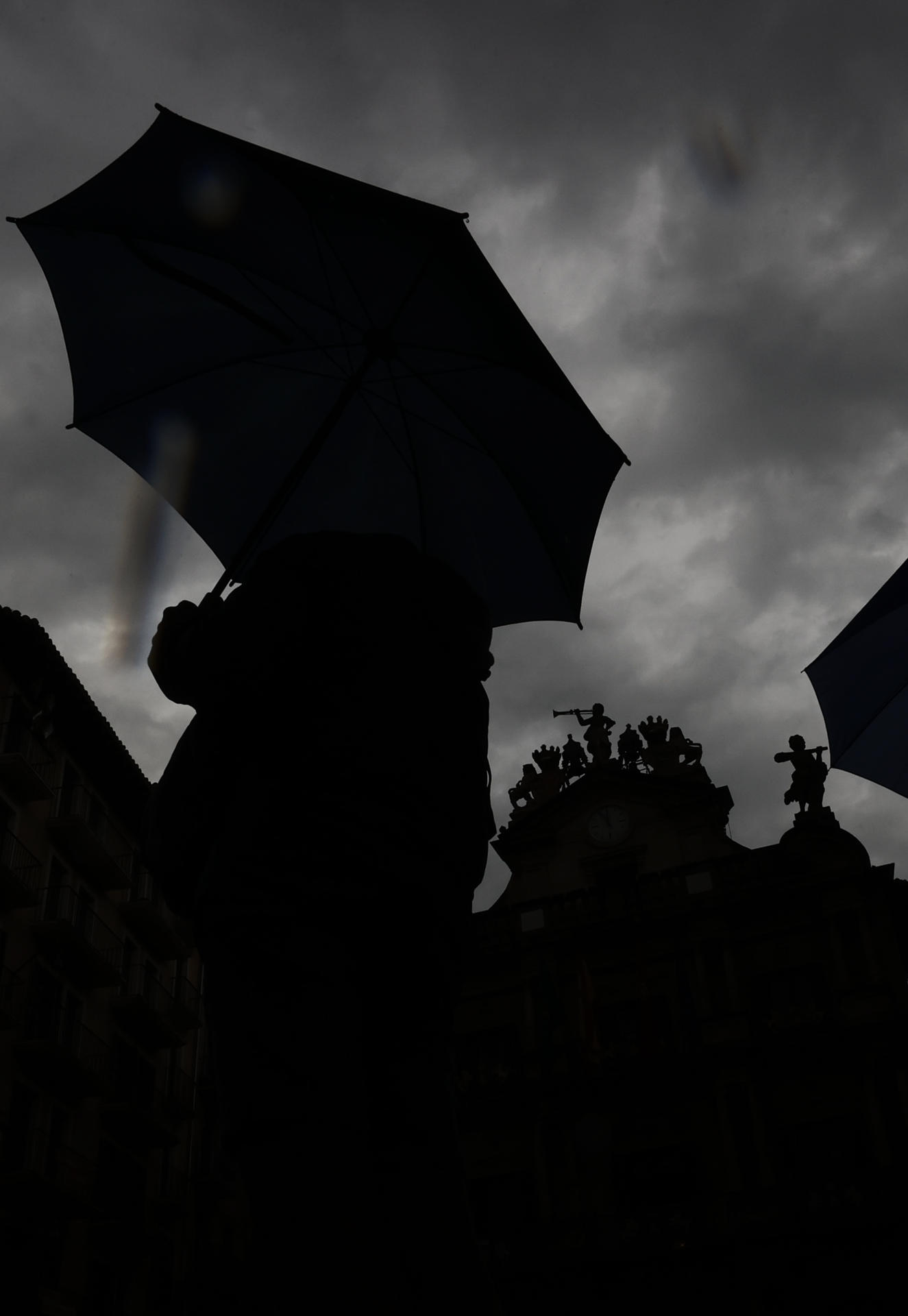 Una persona se protege de la lluvia con un paraguas en Navarra.  EFE/ Jesús Diges