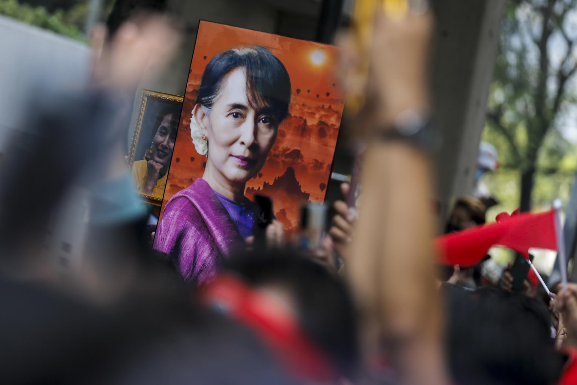 Protesters hold pictures of Myanmar democracy icon Aung San Suu Kyi during a demonstration to mark the second anniversary of Myanmar's 2021 military coup, outside the Embassy of Myanmar, in Bangkok, Thailand, 01 February 2023. EFE-EPA FILE/DIEGO AZUBEL
//////////
Bangkok (Tailandia), 02/01/2023.- Manifestantes sostienen fotografías del ícono de la democracia de Myanmar Aung San Suu Kyi durante una manifestación para conmemorar el segundo aniversario del golpe militar de Myanmar de 2021, frente a la Embajada de Myanmar, en Bangkok, Tailandia, el 1 de febrero. 2023. Los trabajadores migrantes de Myanmar se manifestaron frente a la embajada de Myanmar para conmemorar el segundo aniversario del golpe militar de Myanmar de 2021. (Protestas, Golpe de Estado, Birmania, Tailandia) EFE/EPA/DIEGO AZUBEL