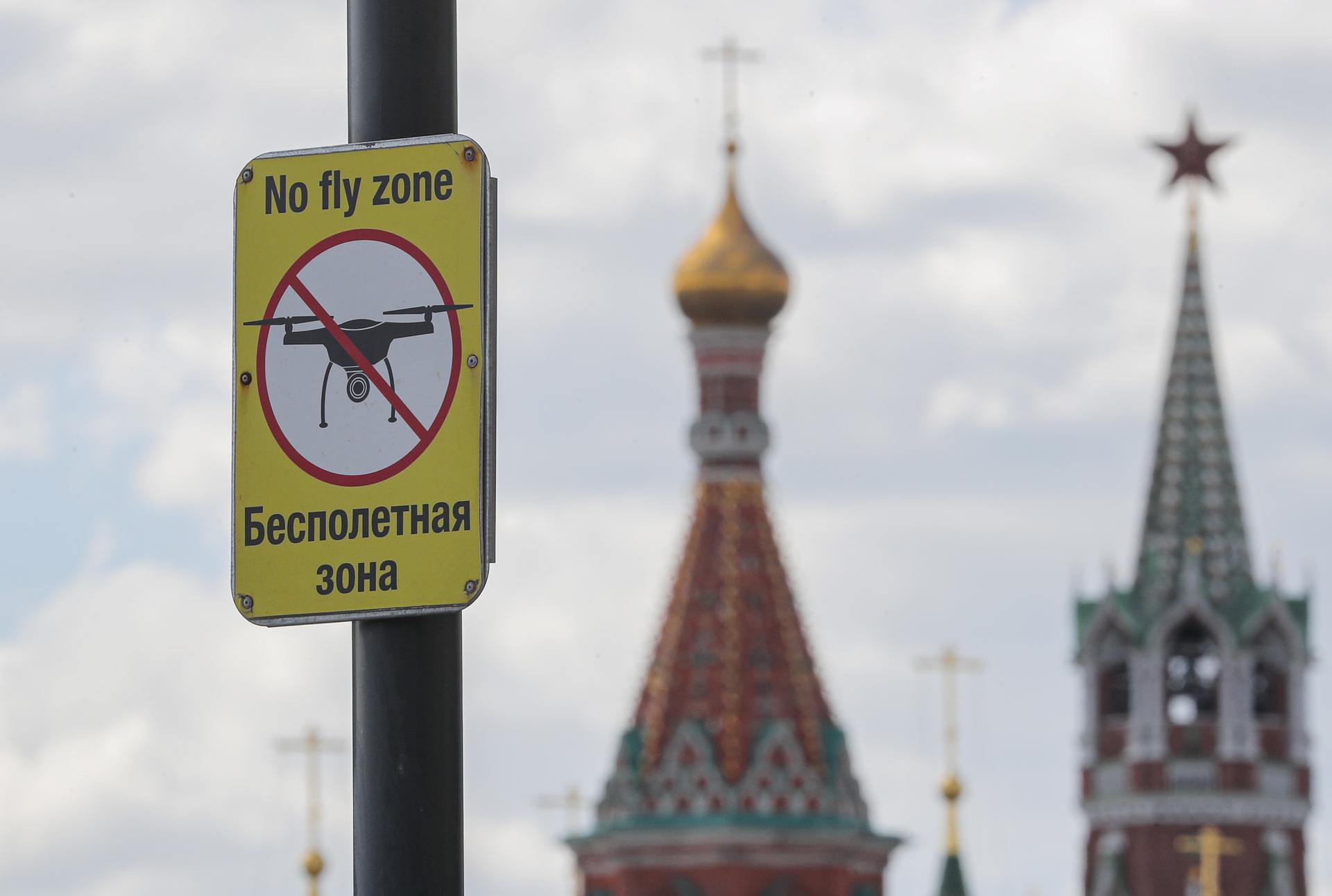 A 'No Drone Zone' sign is seen in front of the Moscow Kremlin on the Red square in Moscow, Russia, 04 May 2023. EFE-EPA FILE/MAXIM SHIPENKOV
