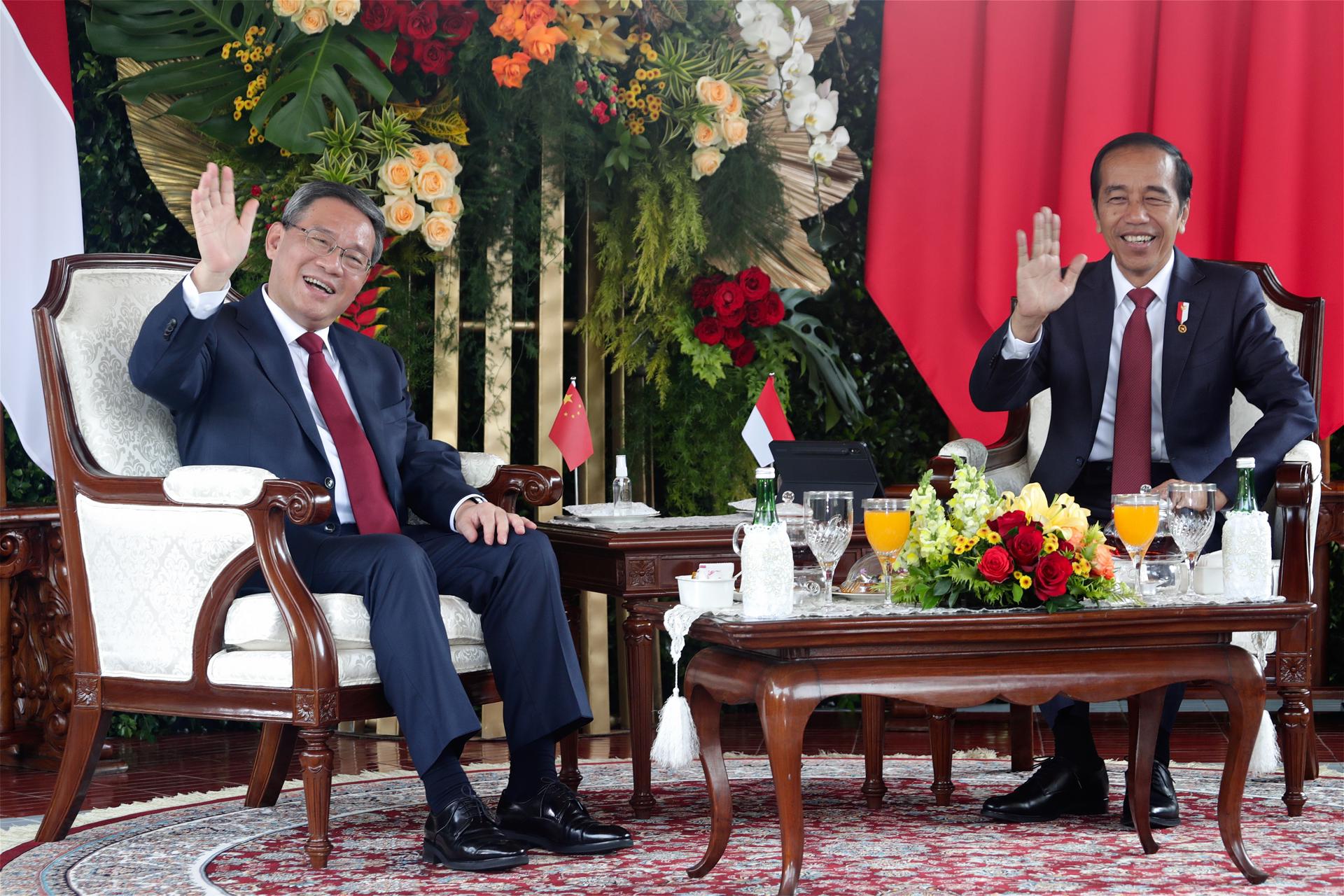 China's Premier Li Qiang (L) and Indonesian President Joko Widodo (R) wave to journalists during their meeting at the Presidential Palace in Jakarta, Indonesia, 08 September 2023. EFE/EPA/ADI WEDA